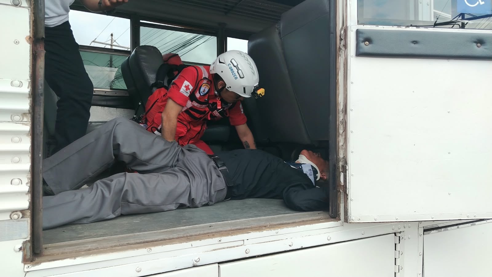 Pasajeros del autobús recibieron estabilización dentro de la unidad antes de ser trasladados al Hospital Max Peralta. Foto: Cruz Roja Costarricense.