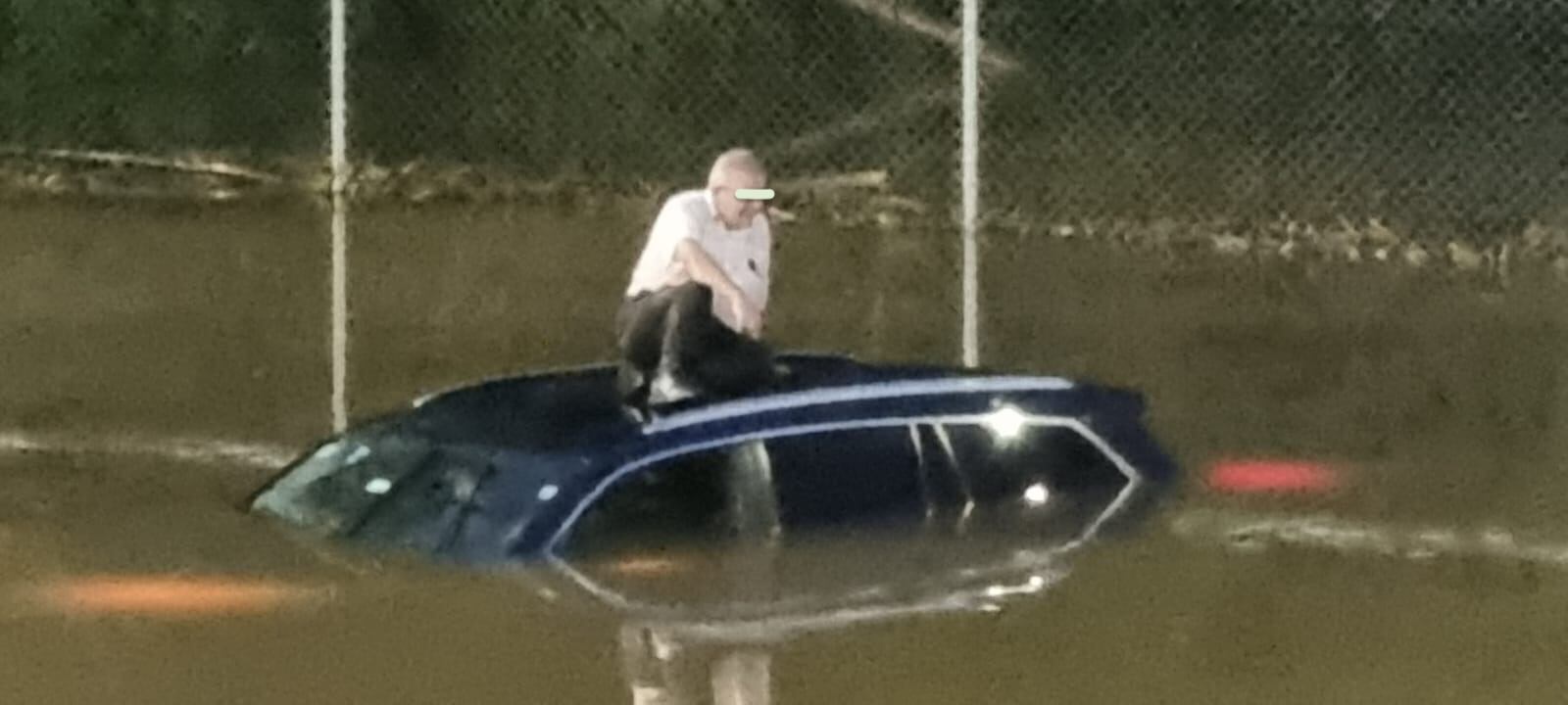 Fuertes lluvias este 22 de junio provocaron que la quebrada Los Negritos se desbordara, una vez más, frente a la UCR. Un hombre fue rescatado por Bomberos del techo. Foto: Bomberos de Costa Rica.