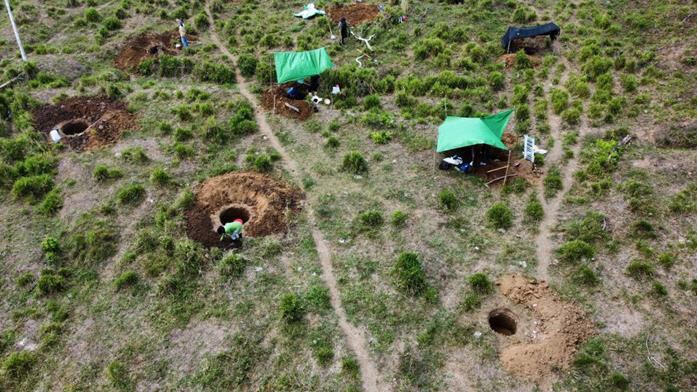 Esta es una vista aérea de los pozos de exploración arqueológica en los terrenos del futuro Aeropuerto Internacional del Sur.