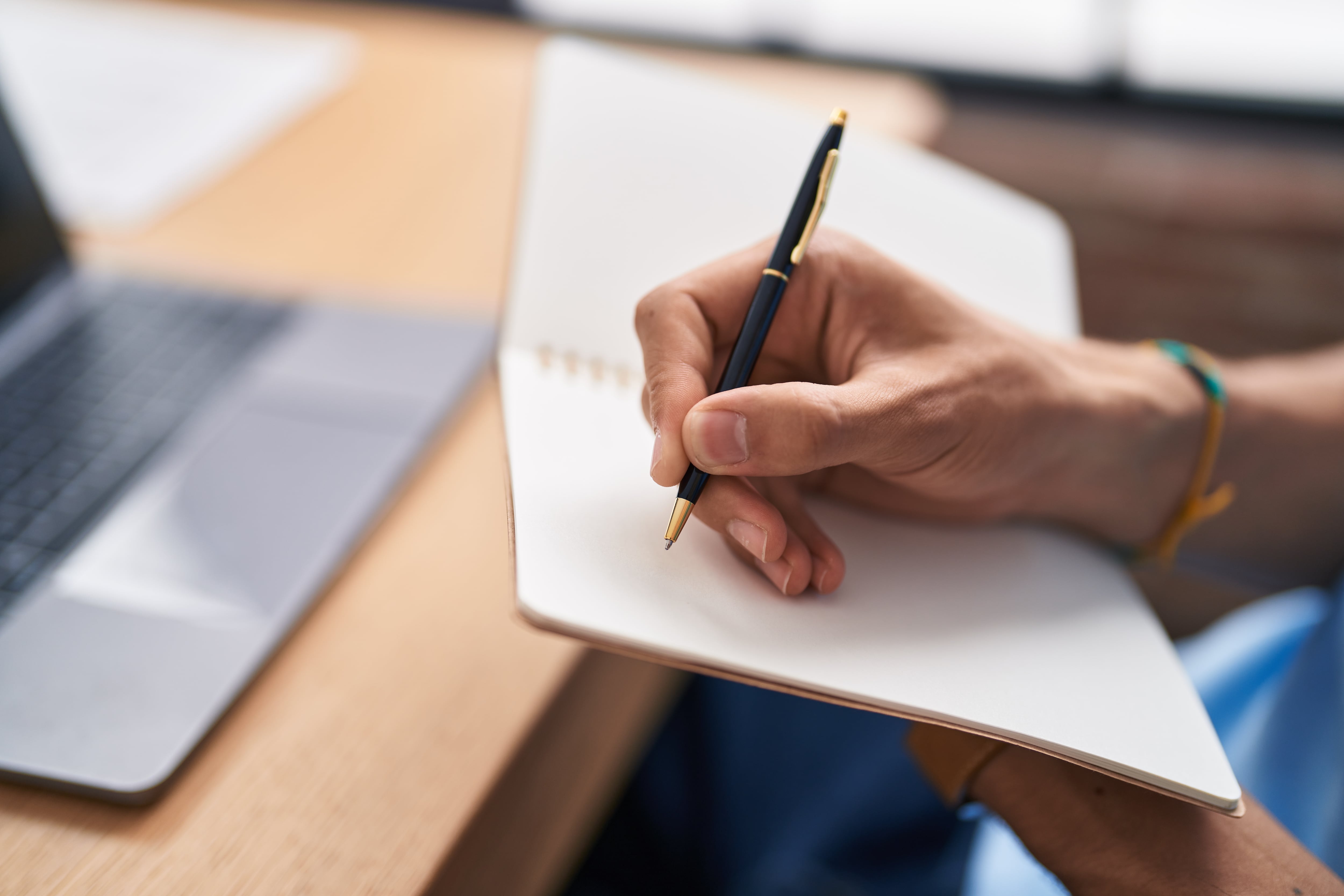 Carta, persona escribiendo carta