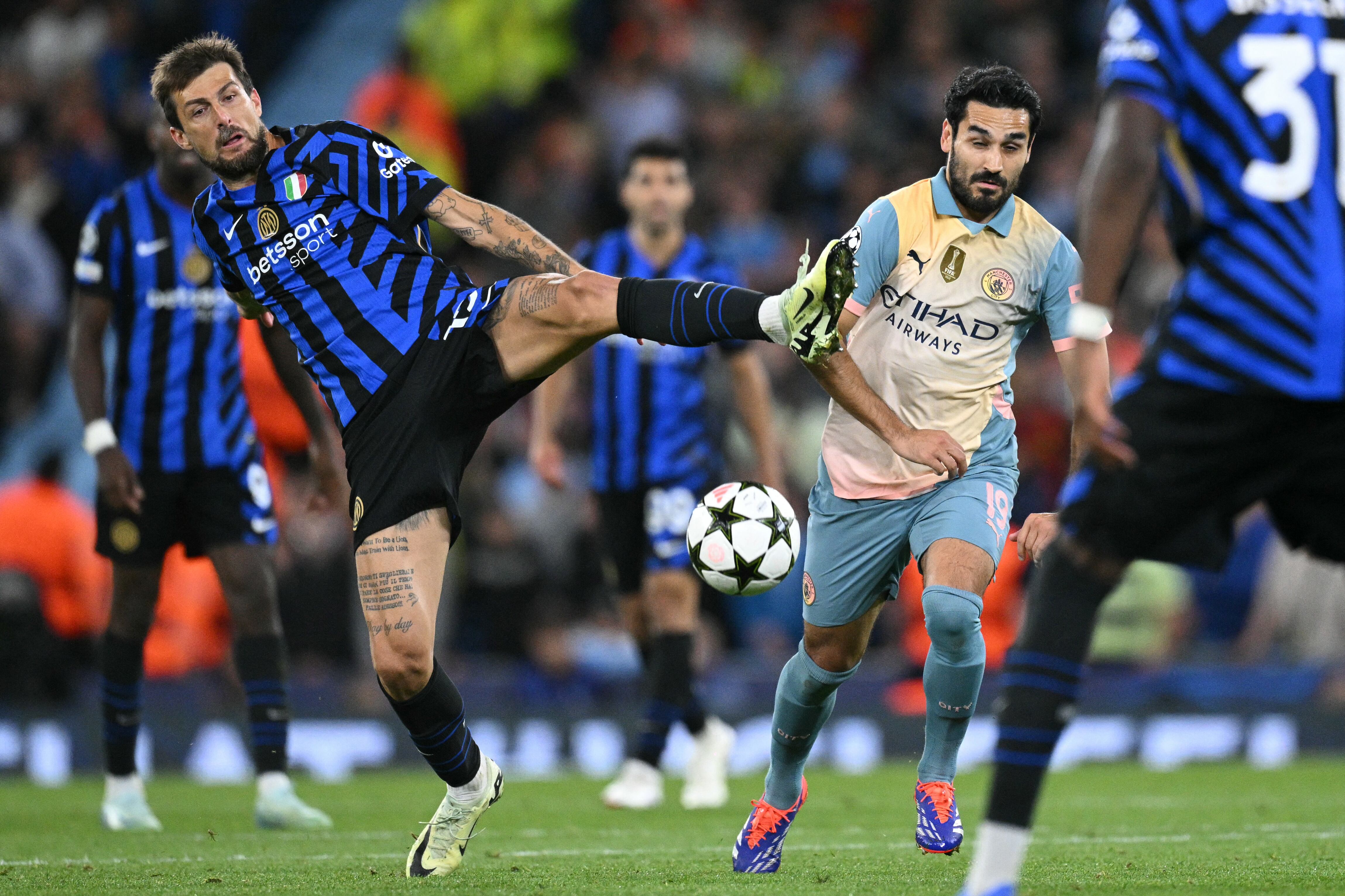 Inter Milan's Italian defender #15 Francesco Acerbi (L) vies with Manchester City's German midfielder #19 Ilkay Gundogan (R) during the UEFA Champions League, league phase football match between Manchester City and Inter Milan at the Etihad stadium, in Manchester, north-west England, on September 18, 2024 (Photo by Oli SCARFF / AFP)