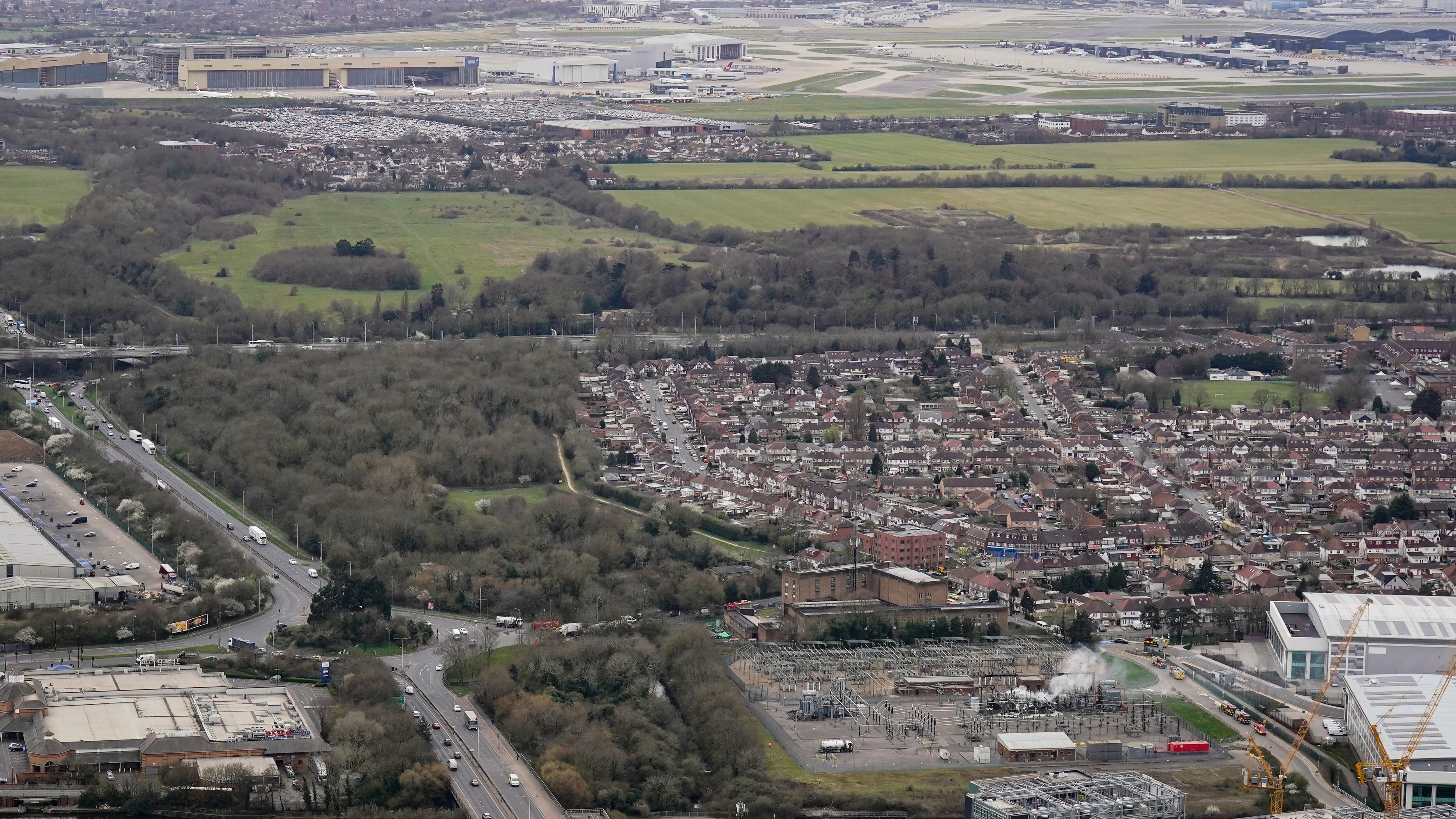Heathrow cerrado por incendio – Imagen aérea del aeropuerto de Heathrow el 21 de marzo de 2025, donde los aviones permanecen en tierra después del cierre de 24 horas debido a un incendio en una subestación eléctrica en Hayes, al oeste de Londres.