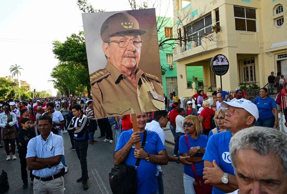 Un hombre sostiene una fotografía del expresidente de Cuba Raúl Castro durante las celebraciones por la victoria en el 65.º aniversario de la invasión de Bahía de Cochinos y la proclamación del carácter socialista de la Revolución cubana, en La Habana el 16 de abril de 2026.