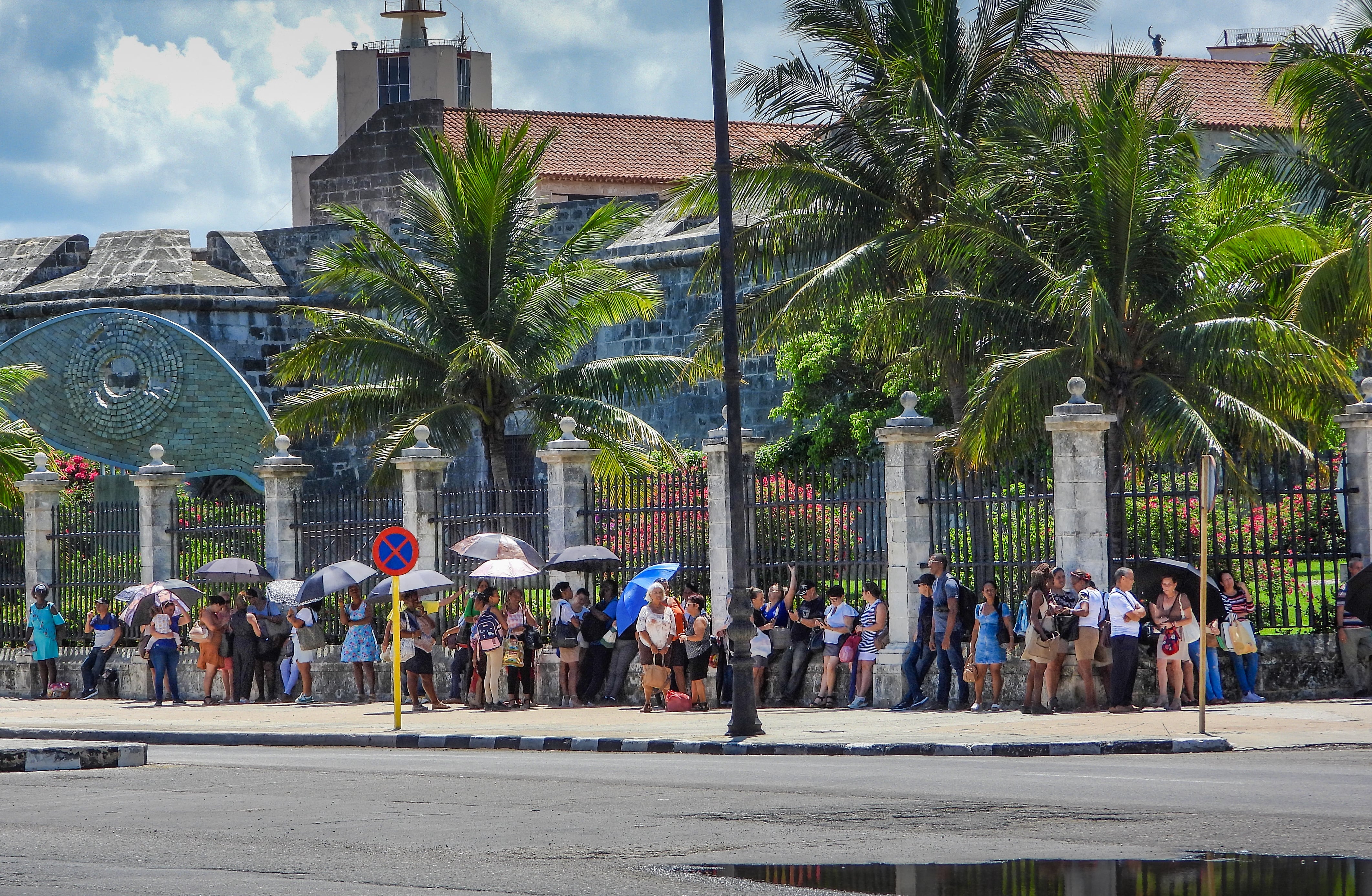 Personas esperan transporte público en La Habana durante el apagón nacional del 10 de septiembre de 2025. (Foto: Adalberto Roque / AFP)