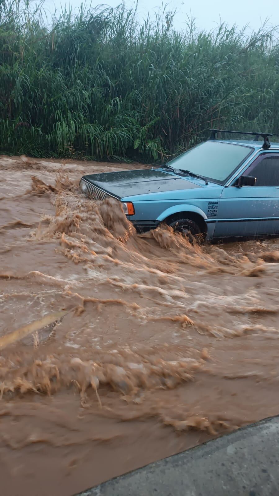 Los usuarios de la ruta 32 grabaron las inundaciones en la vía a su paso por Pocora de Guácimo.