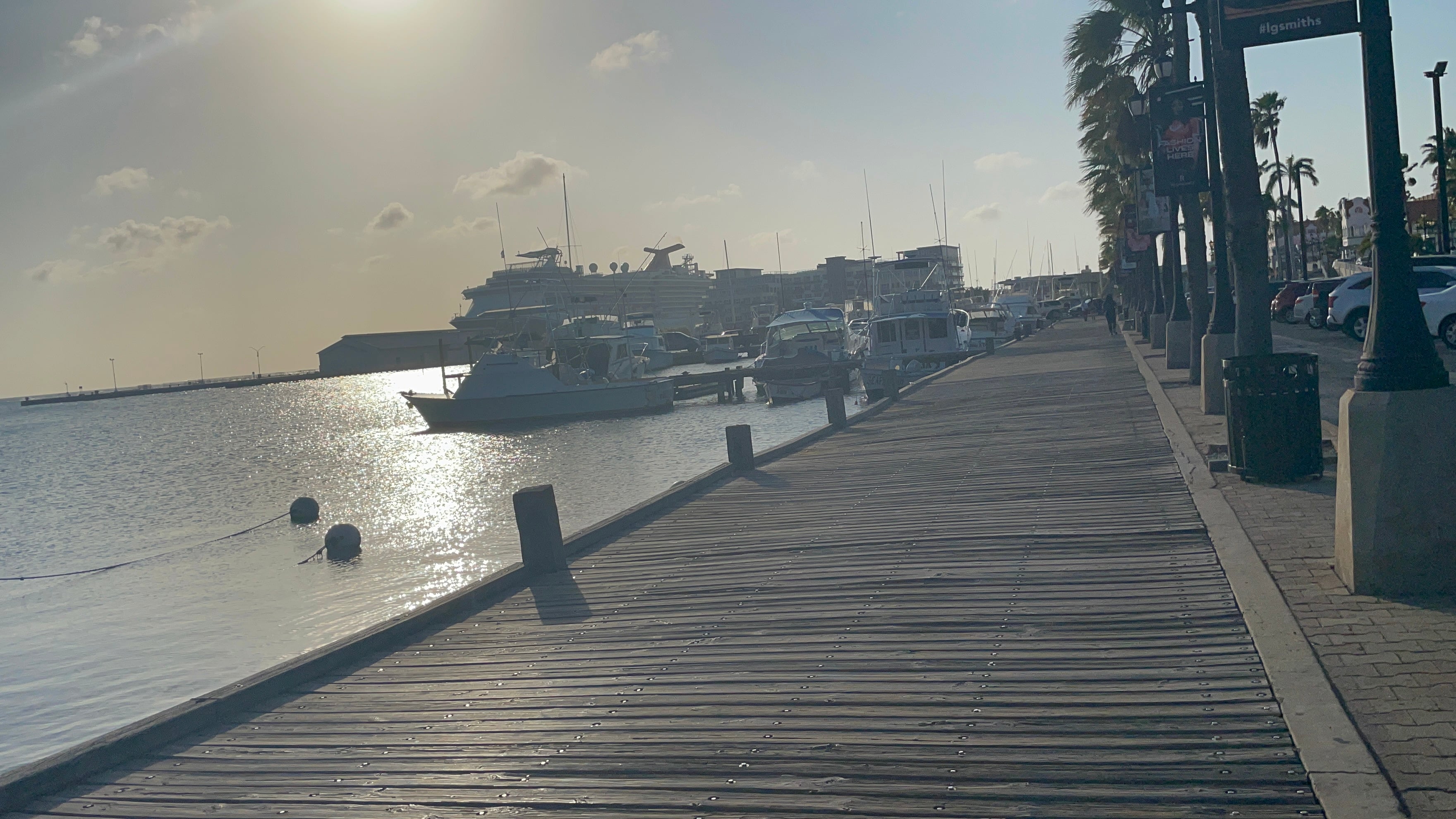 Uno de los paseos cerca del muelle de cruceros en Oranjestad, Aruba.