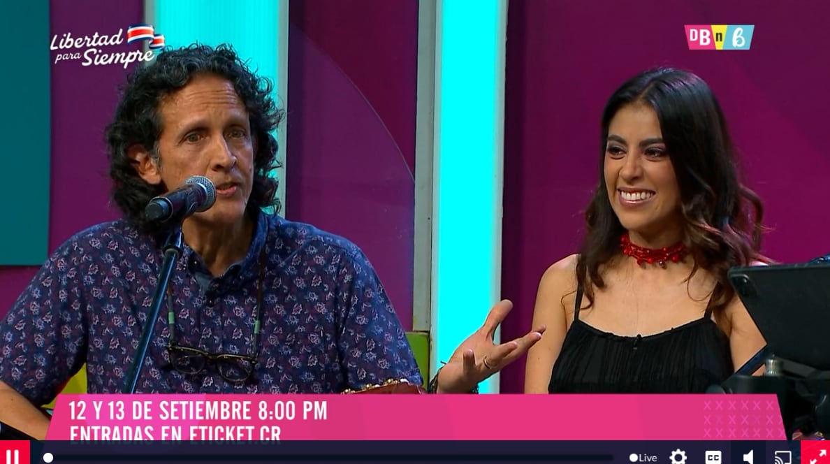 Jaime Gamboa junto a María Fernanda León luego de interpretar la canción 'Abril' en vivo en 'De boca en boca'.