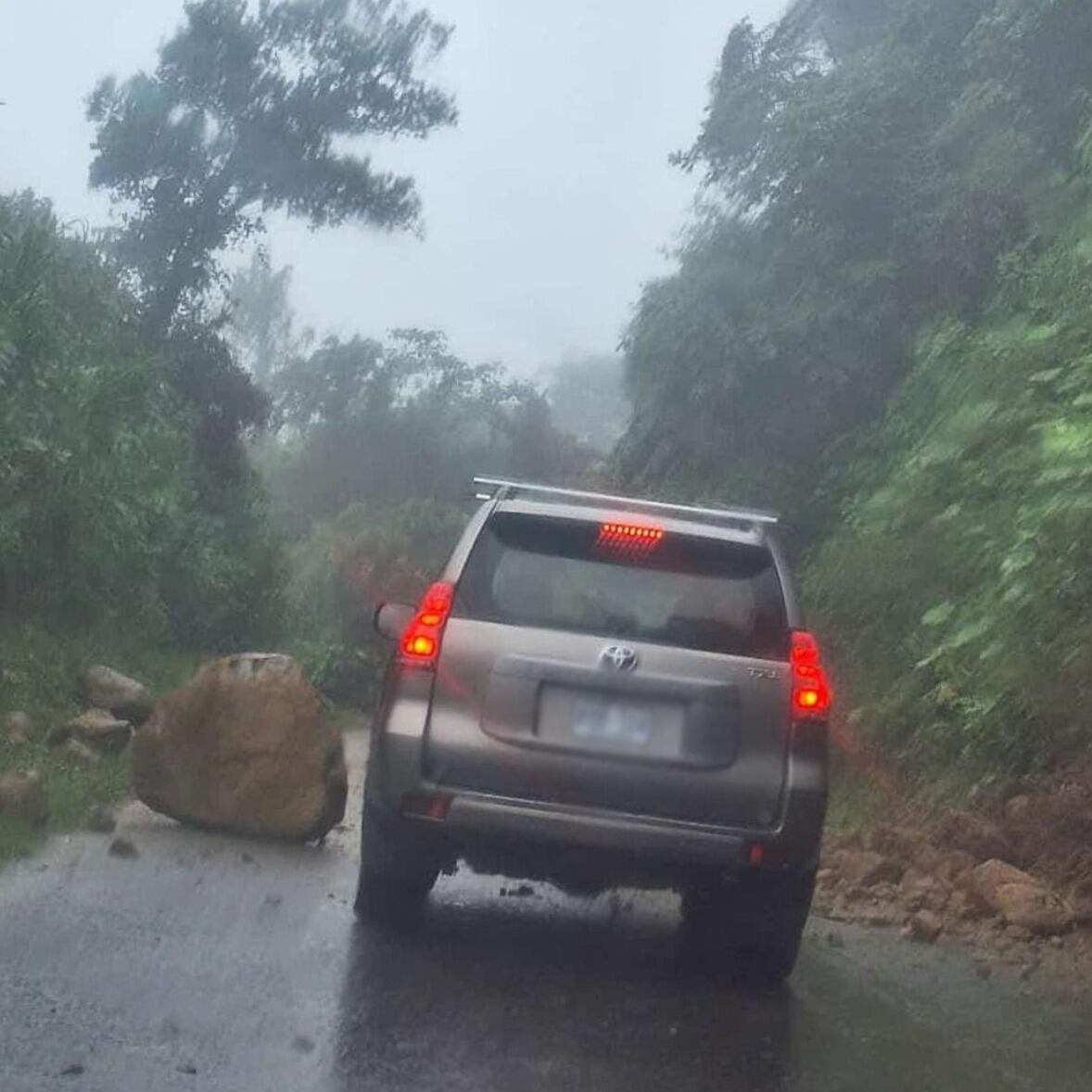 Enormes piedras caían de los taludes de la ruta 32, lo que amenazó a vehículos que transitaban este 3 de diciembre por esa carretera.