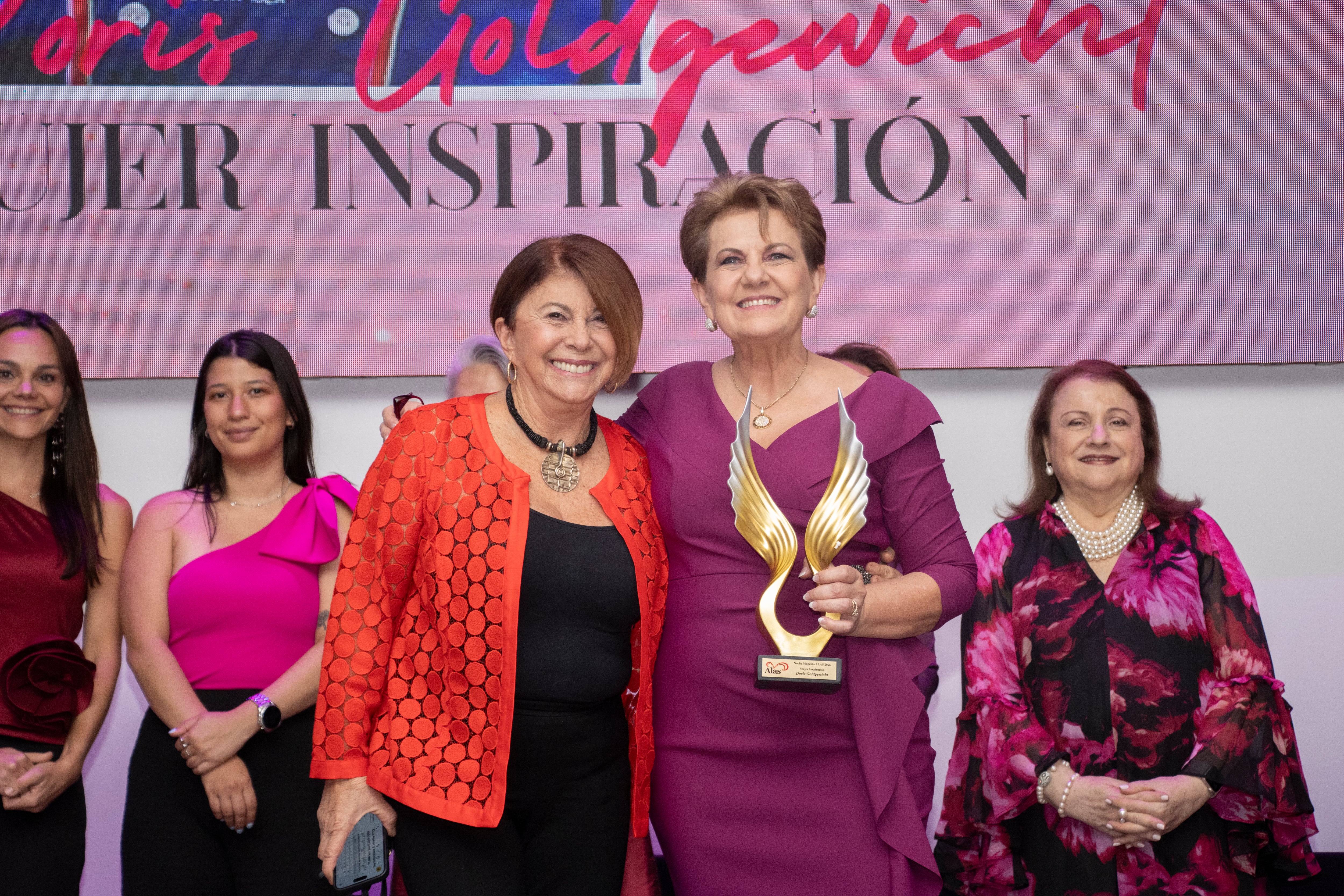 La encargada de darle el premio a la chef Doris Goldgewicht fue la abogada Nuria Marin, durante la Noche Magenta.