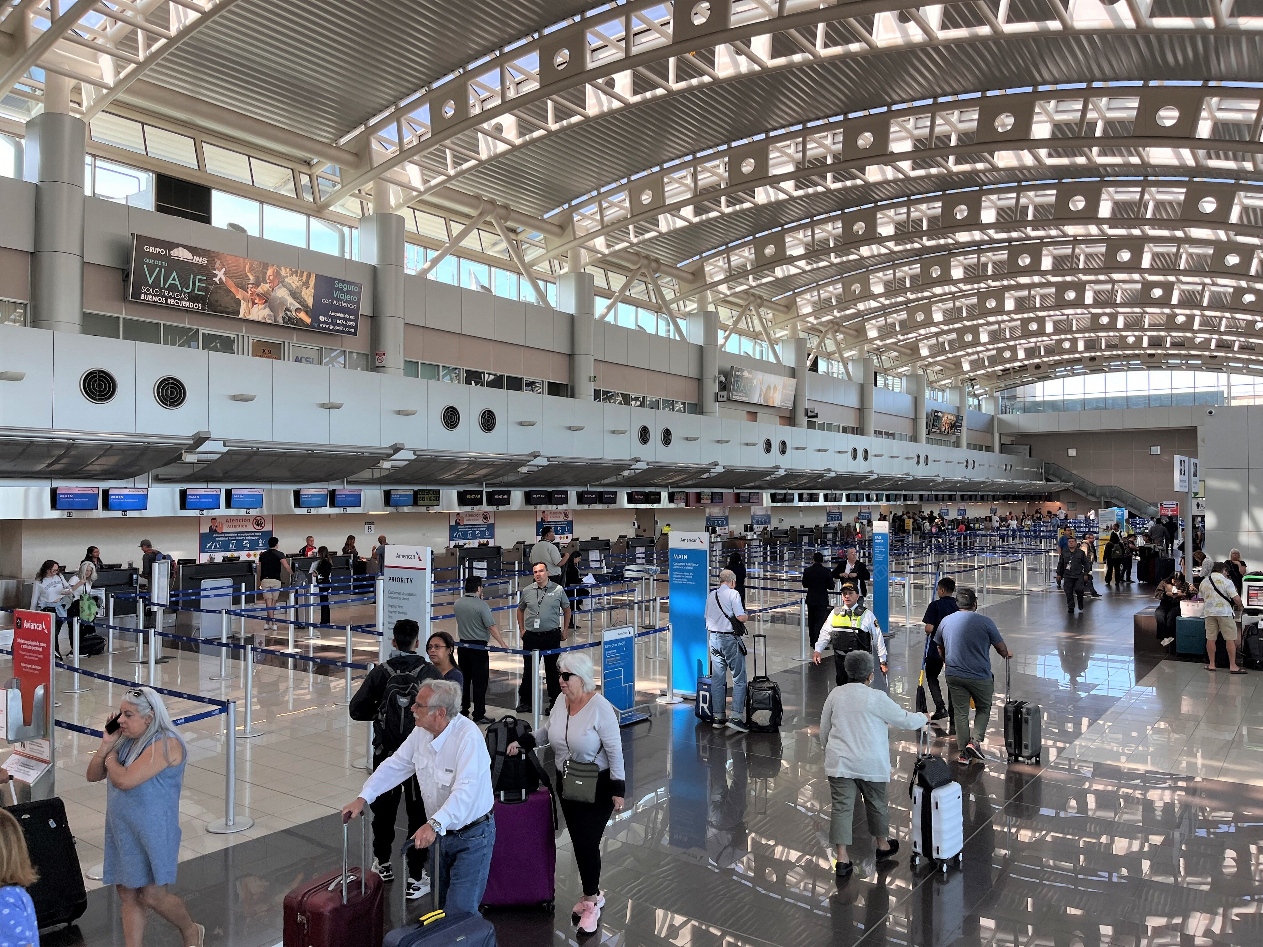 Pasajeros realizan el proceso de registro para abordar sus vuelos en el aeropuerto Juan Santamaría.