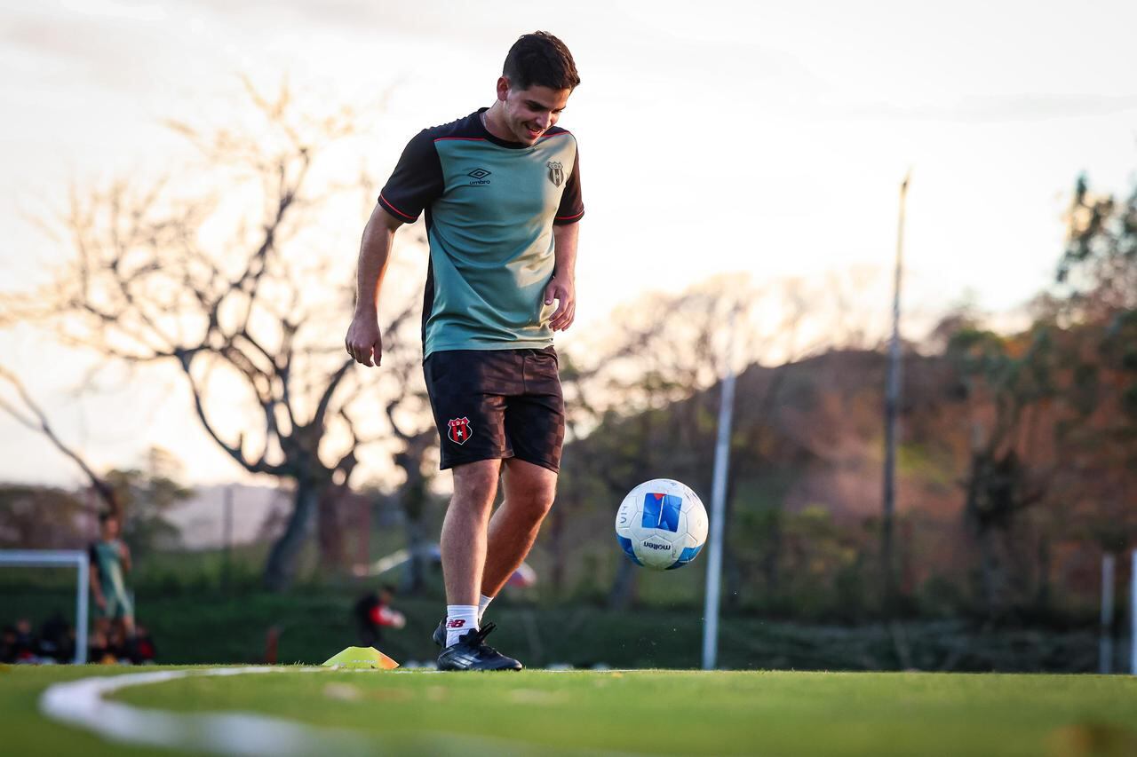 Andrés Ramírez jugaba en el mismo puesto de su papá, Óscar Ramírez. Hoy trabajan juntos en Liga Deportiva Alajuelense.