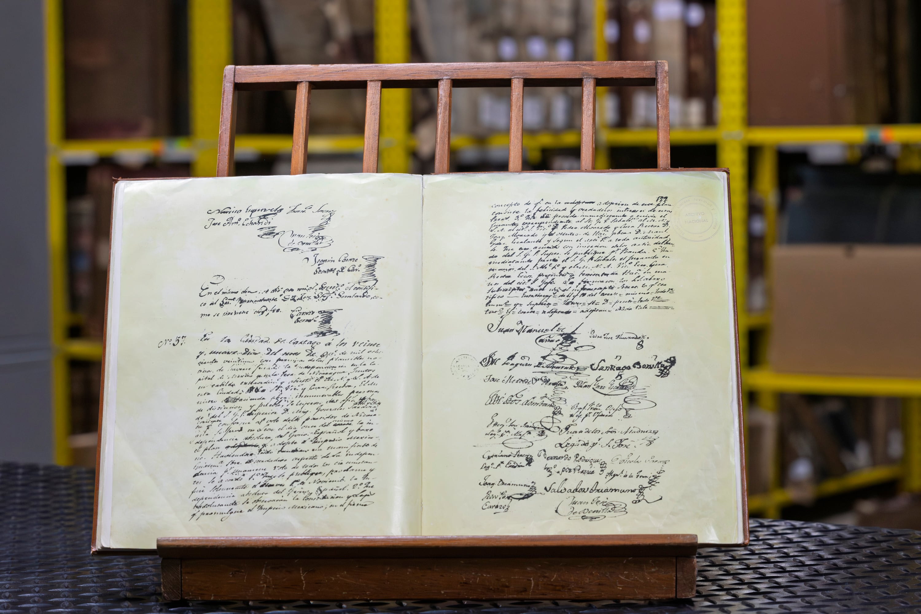 11/09/2025, San José, Archivo Nacional, fotografías de las reproducciones del Acta de la independencia, el Acta de los Nublados del Día y el Pacto de Concordia.