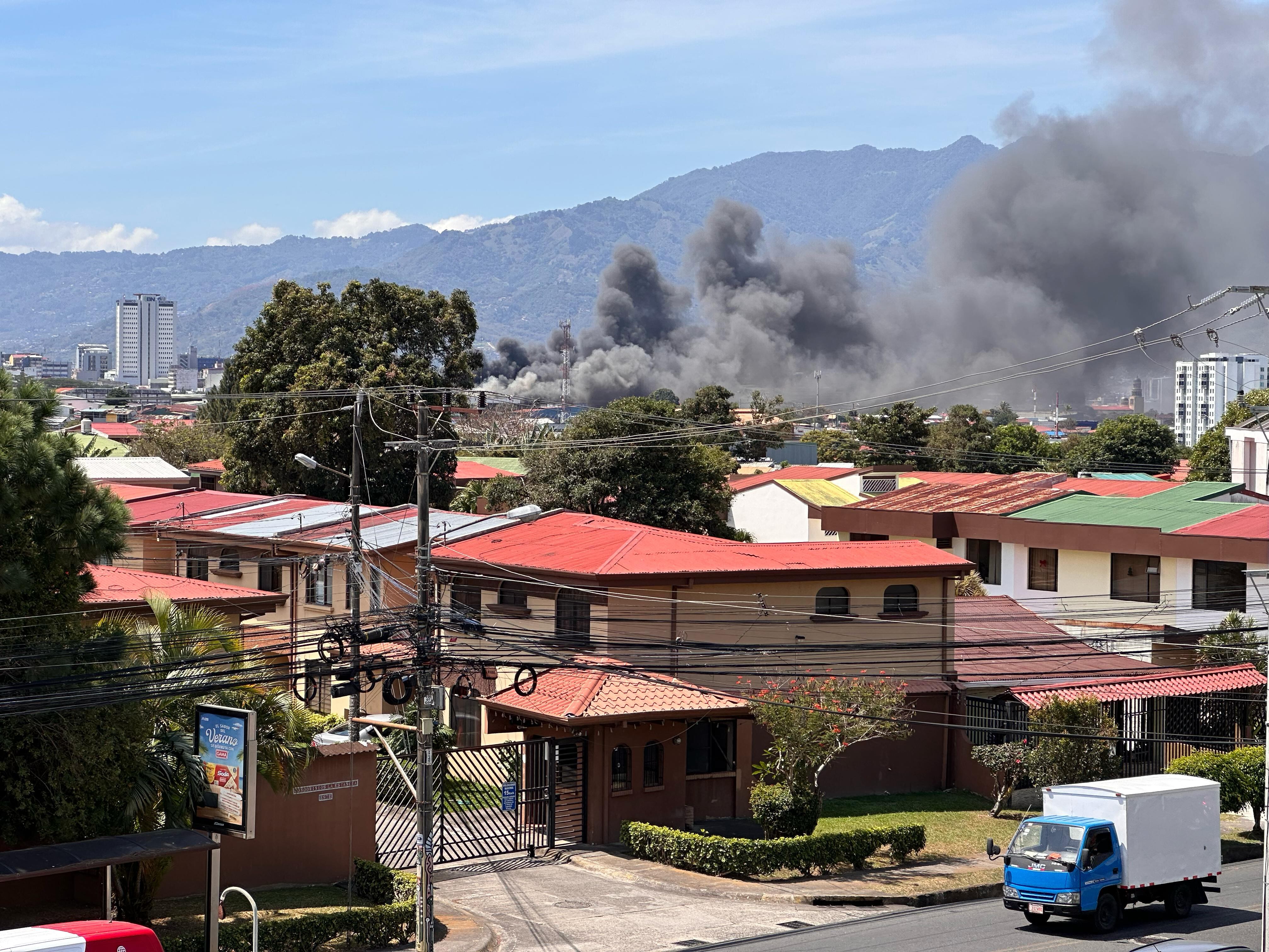 Imagen de un incendio en Tibás reportado por Bomberos de Costa Rica este 12 de marzo. Fotografía:
