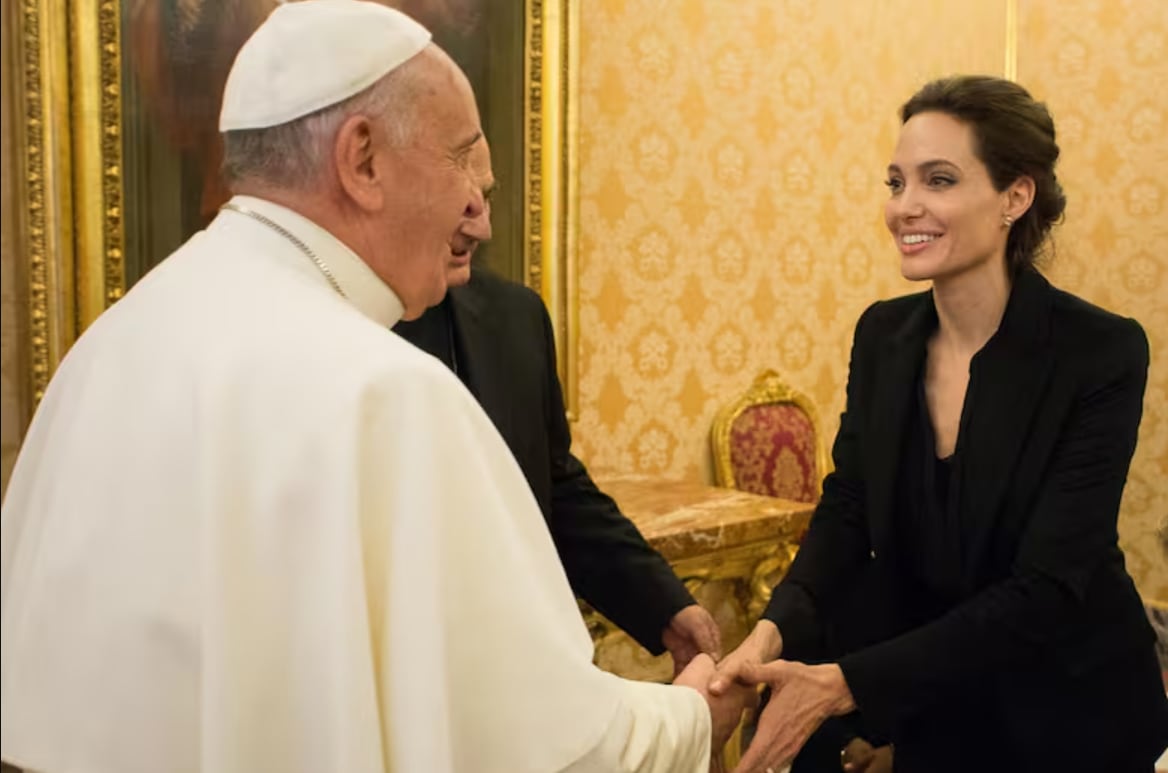 Papa Francisco con Angelina Jolie.