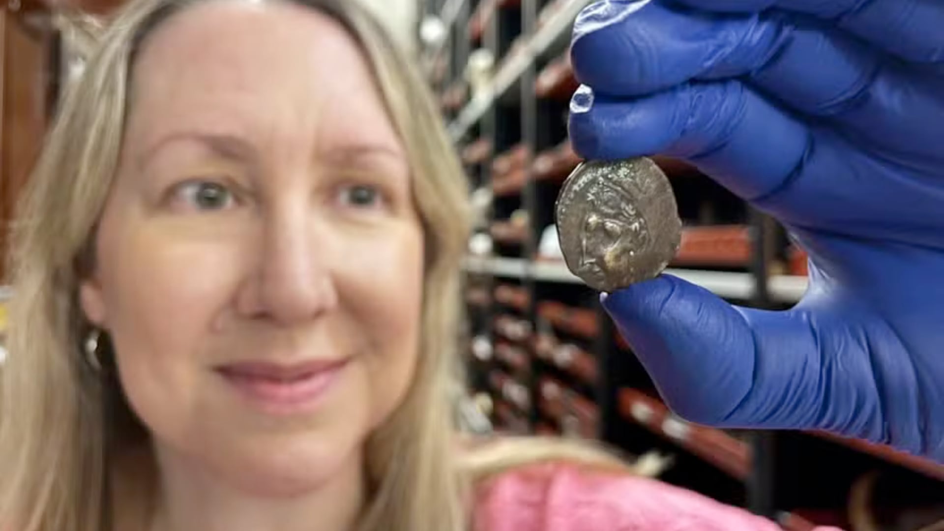 Un pasajero utilizó por error una moneda fenicia de más de dos milenios para pagar un autobús en Inglaterra. Décadas después llegó a un museo.