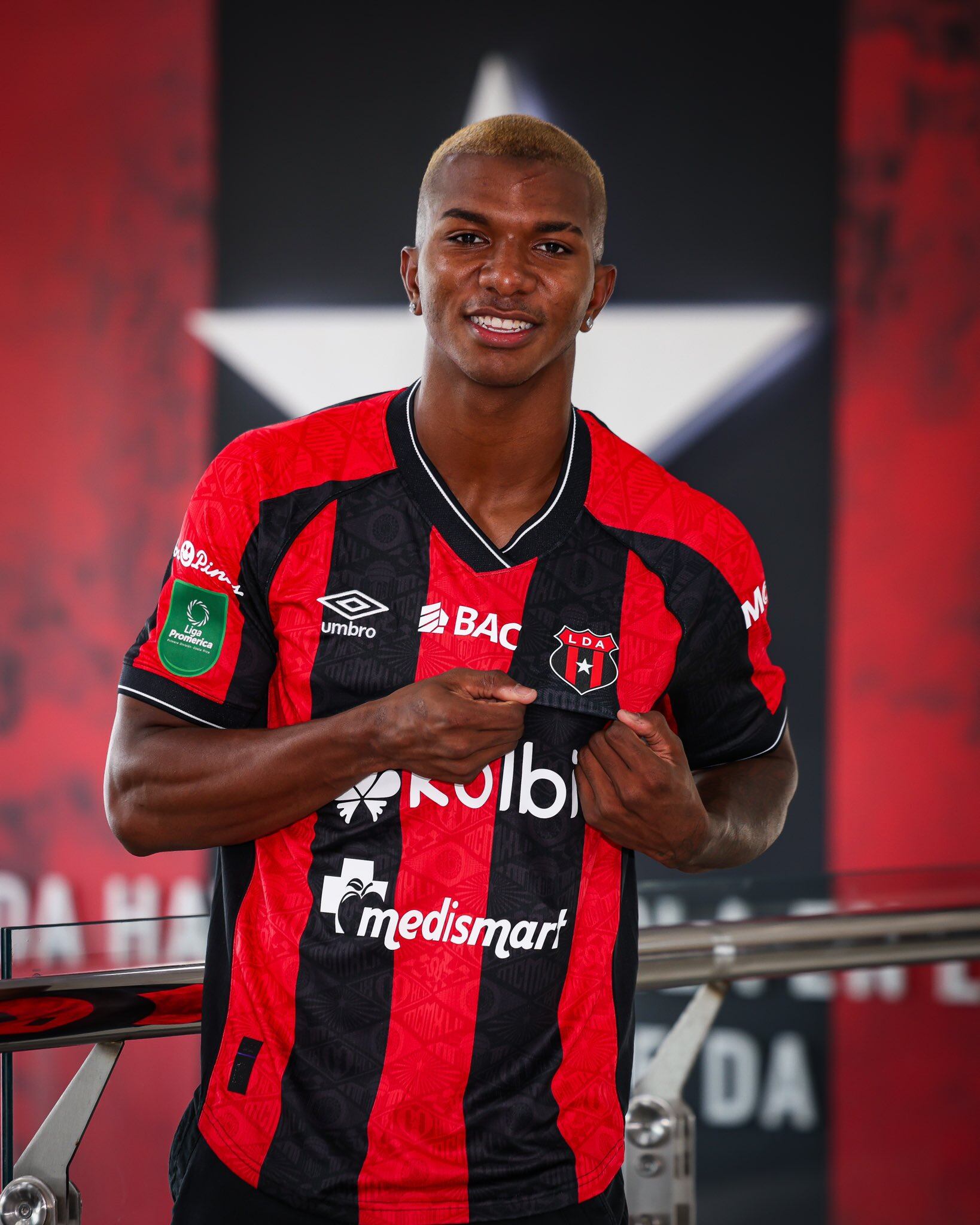 Jeyland Mitchell siempre soñó con jugar en Liga Deportiva Alajuelense y lo consiguió.