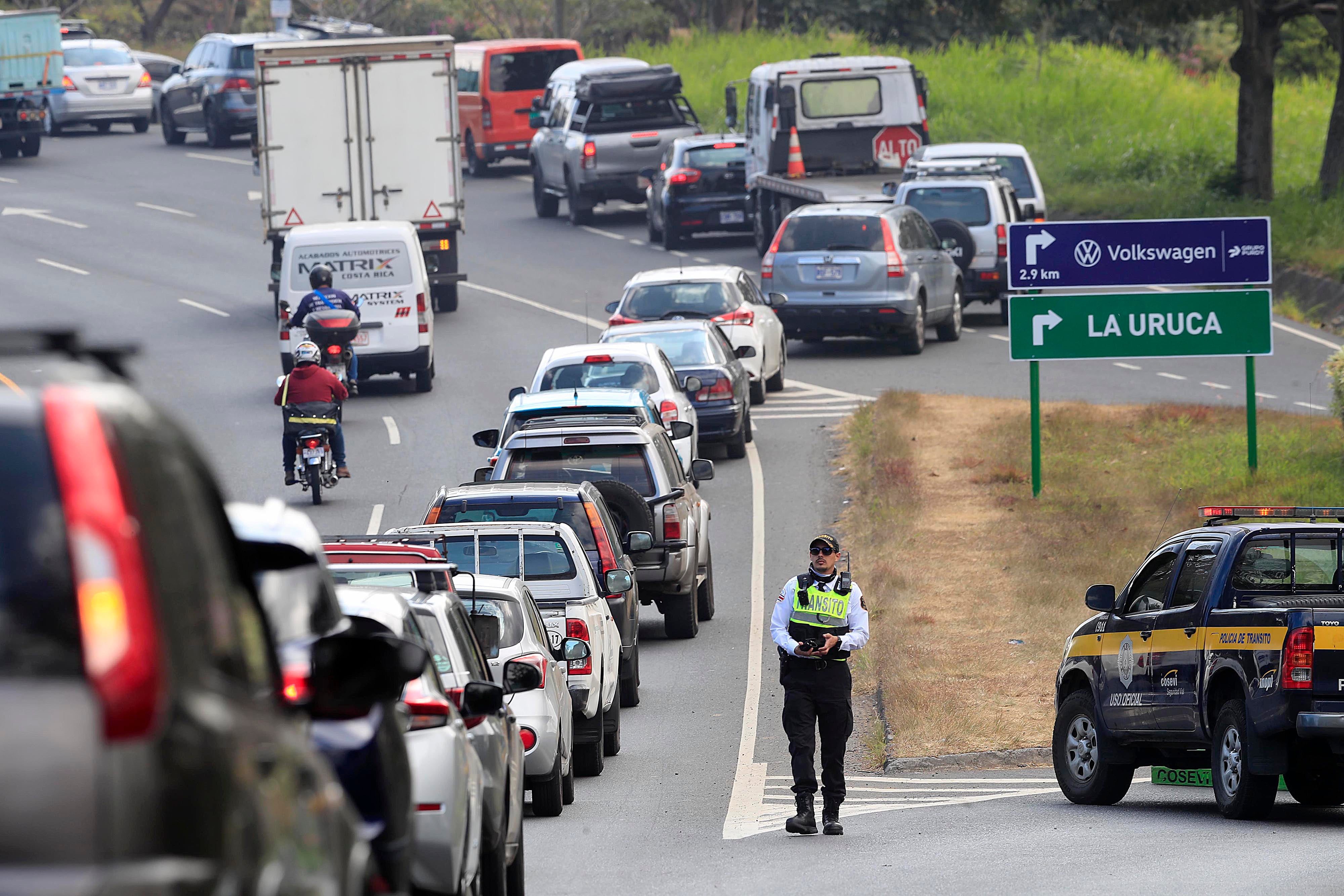 Cifras oficiales del MOPT y sus propias autoridades confirman tal escasez de oficiales en las vías que, según sus estimaciones, faltarían al menos otros 400 para lidiar con la flotilla vehicular del país. Fotografía: