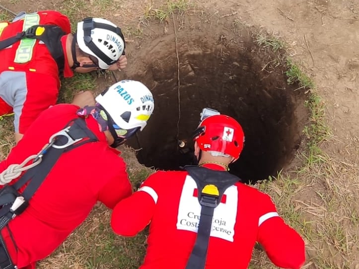 Rescate de hombres que cayeron dentro de pozo en Tierra Blanca de Cartago. Foto cruz Roja