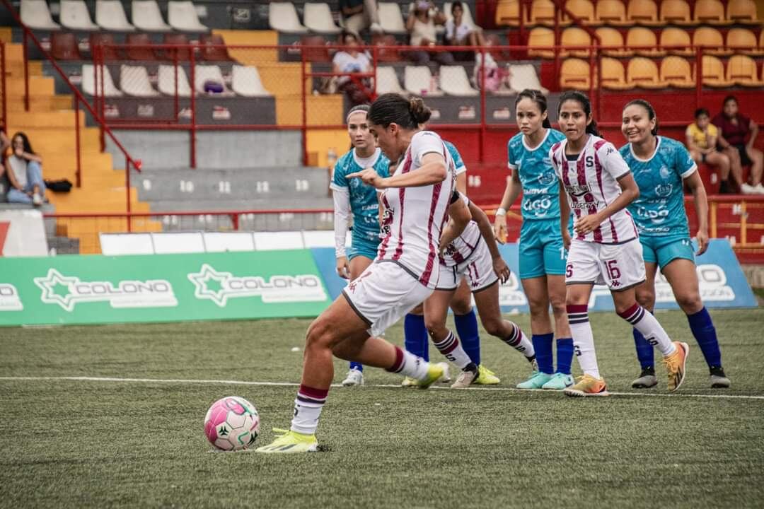 La jugadora de Saprissa Femenino, Mariela Campos, fue efectiva desde el punto de penal, para abrir el marcador en el Ebal Rodríguez.