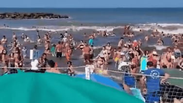 ‘Mini tsunami’ sorprende la costa de Argentina y deja un muerto y al menos 35 heridos: vea el video