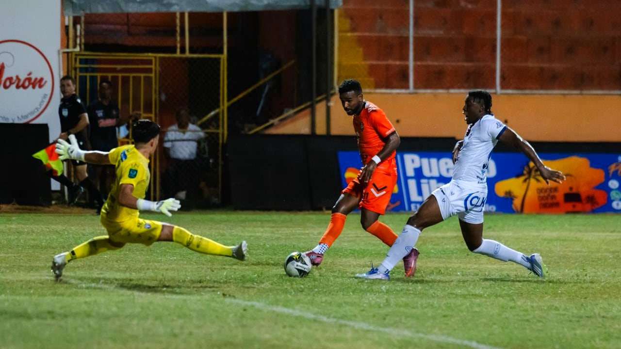 Puntarenas enfrento en su estadio a San Carlos