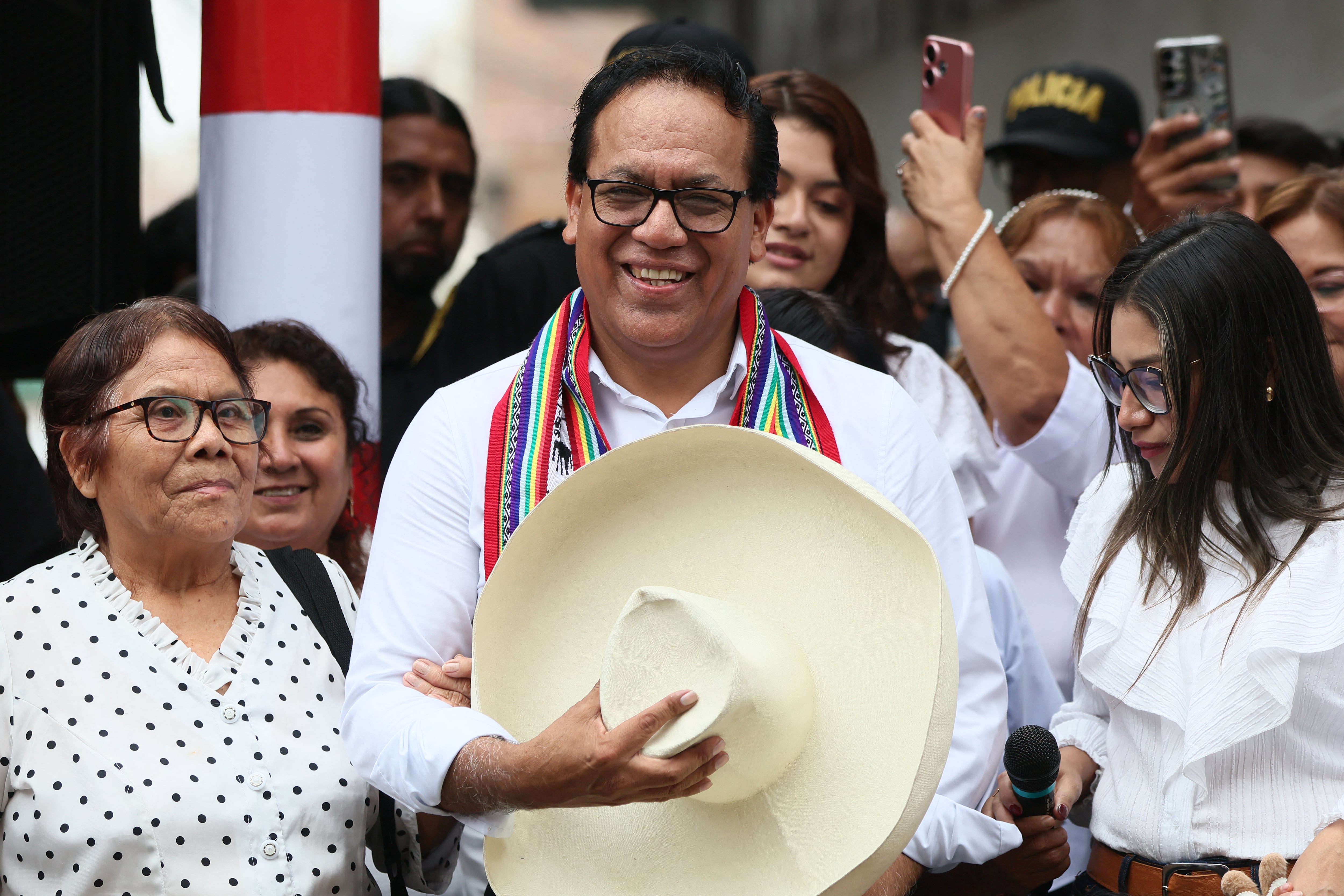 El candidato presidencial peruano Roberto Sánchez, del partido Juntos por el Perú, gesticula junto a su esposa Claudia Pinazzo (derecha) y su madre tras un desayuno electoral en Huaral, departamento de Lima, Perú, el 7 de junio de 2026. Los peruanos elegirán a su noveno presidente en 10 años en una reñida segunda vuelta entre la conservadora Keiko Fujimori y el izquierdista Roberto Sánchez, quienes intentan ganarse el voto de personas hartas del caos político y el aumento de la delincuencia.