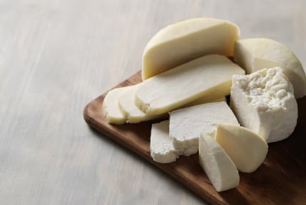 Los quesos cottage, cheddar y suizo contienen probióticos que ayudan a producir ácidos grasos de cadena corta, los cuales colaboran en mantener el equilibrio ácido, absorber nutrientes y proteger el funcionamiento de los intestinos. La Nacion/Argentina/GDA