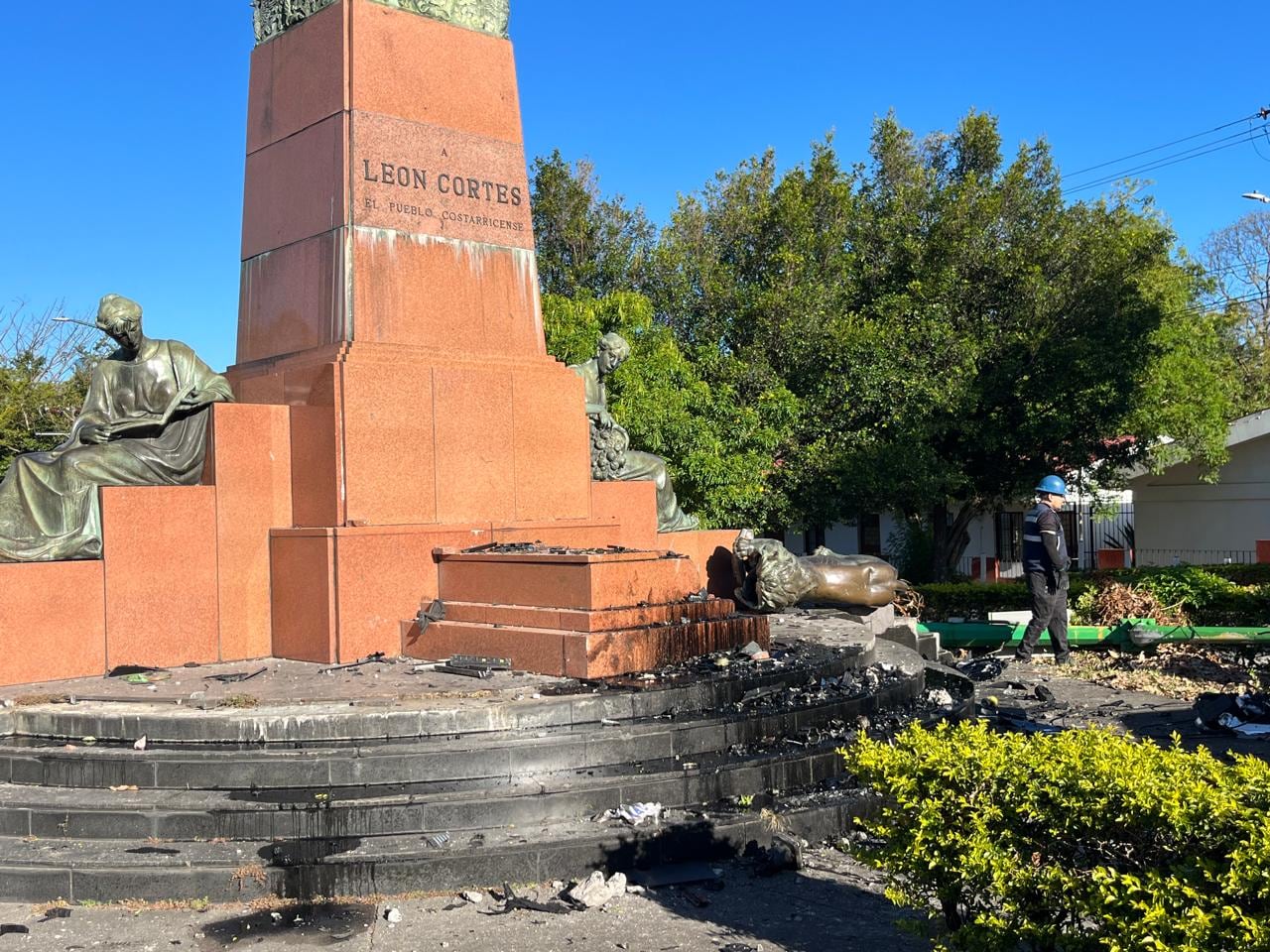 Además de ser arrancado de la base, la cabeza del león decorativo quedó completamente dañada.