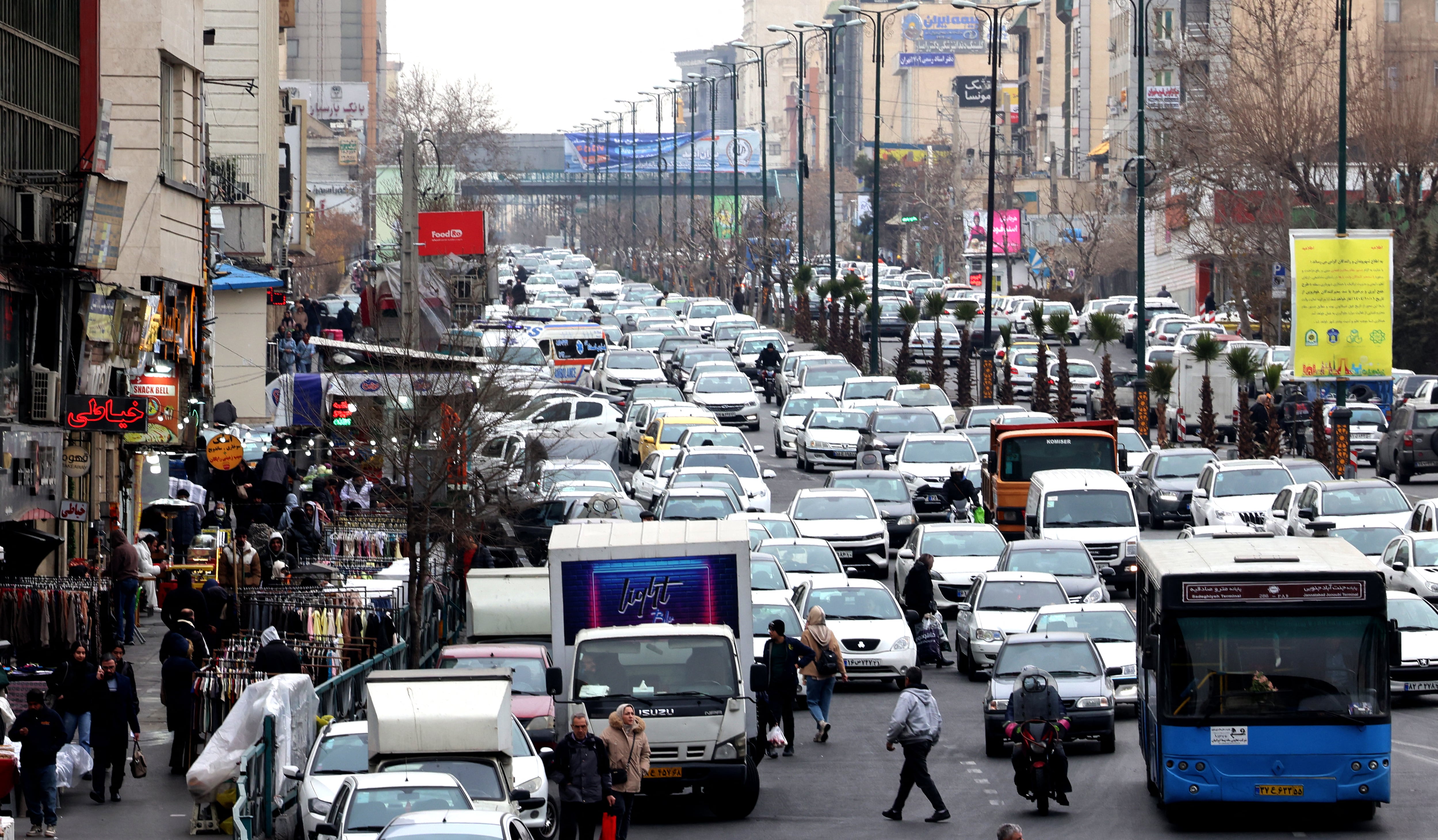 Los viajeros por una calle de Teherán este 15 de enero. Un movimiento de protesta en todo Irán, inicialmente provocado por agravios económicos, se ha convertido en uno de los mayores desafíos a los líderes clericales desde que tomaron el poder en 1979. Fotografía: