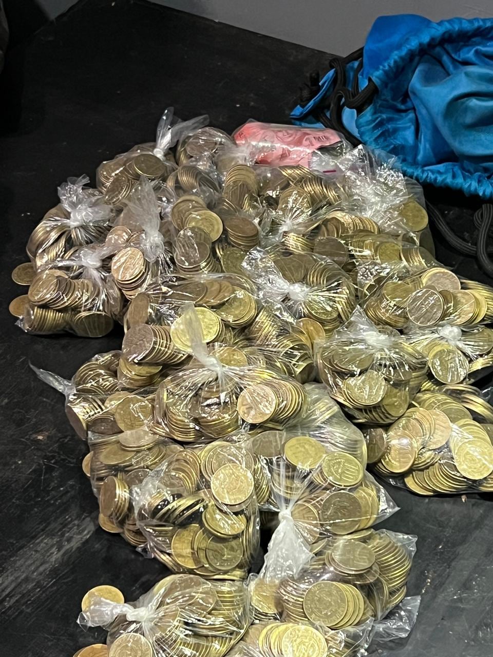 Una gran cantidad de monedas fueron incautadas en la vivienda de un sospechoso de integrar el grupo delictivo Los Maruja. El dinero sería producto de la venta de drogas.