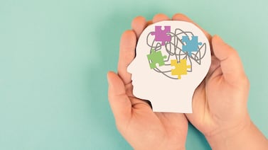 Bata blanca no es ciencia: la UCR y el taller que promete lo que no puede probar