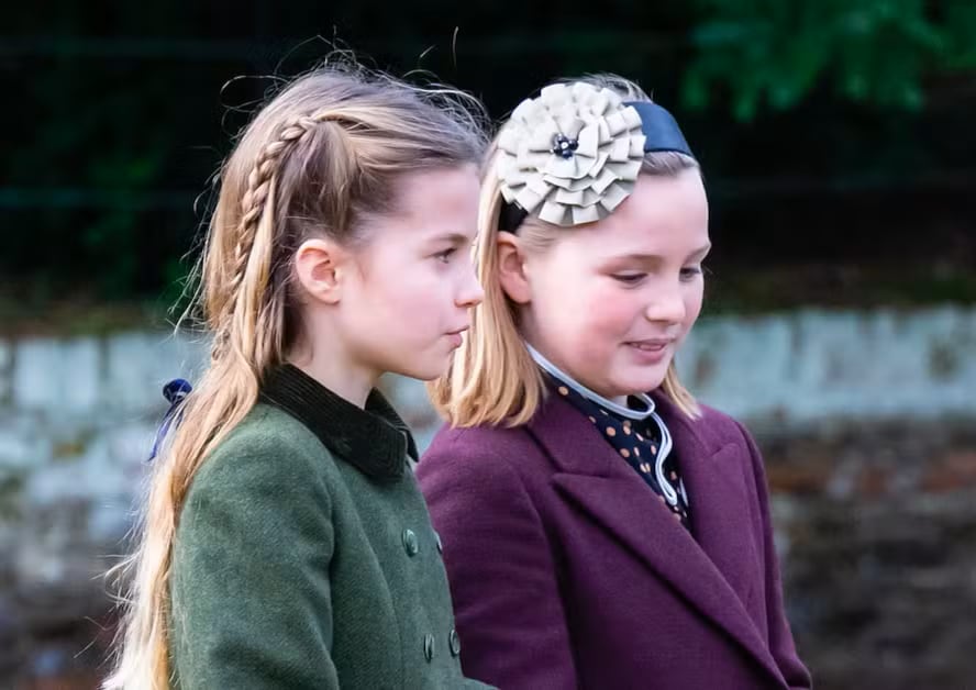 La princesa Charlotte, hija del príncipe William y de la princesa Kate, junto a su prima Mia Tindall durante un evento oficial de la Familia Real Británica. La estrecha amistad entre ambas ha captado la atención del público y ha generado múltiples reacciones en redes sociales.
