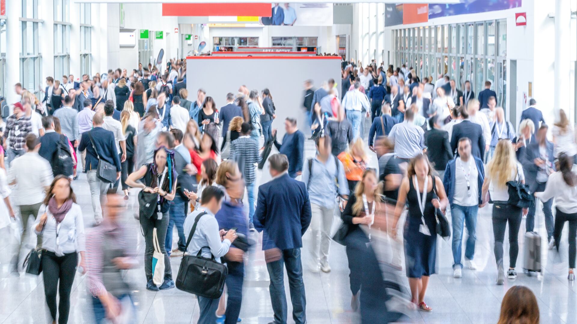 Personas asisten a la feria de empleo organizada por Portafolio Inmobiliario en la Torre Universal, La Sabana, en busca de una de las 60 vacantes disponibles en áreas operativas y de servicio.