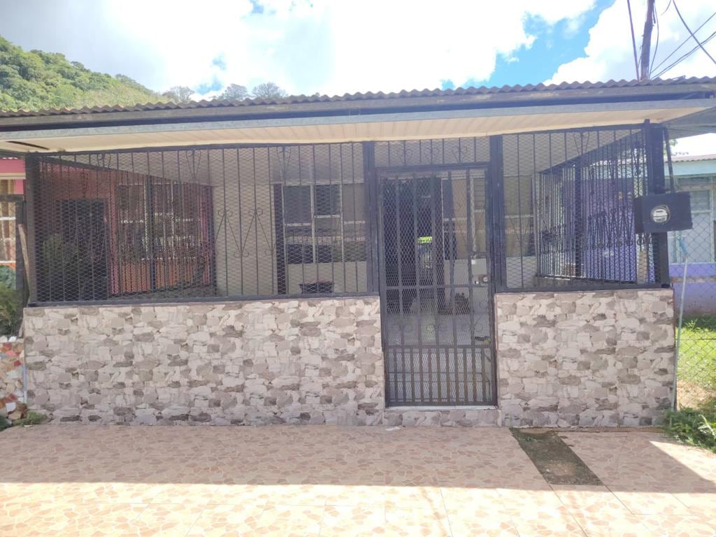 Casa en Golfito con 3 habitaciones, 1 baño y área de lavado. Ubicada cerca de pulpería Jireth. Incluye sala, comedor, cocina y corredor.