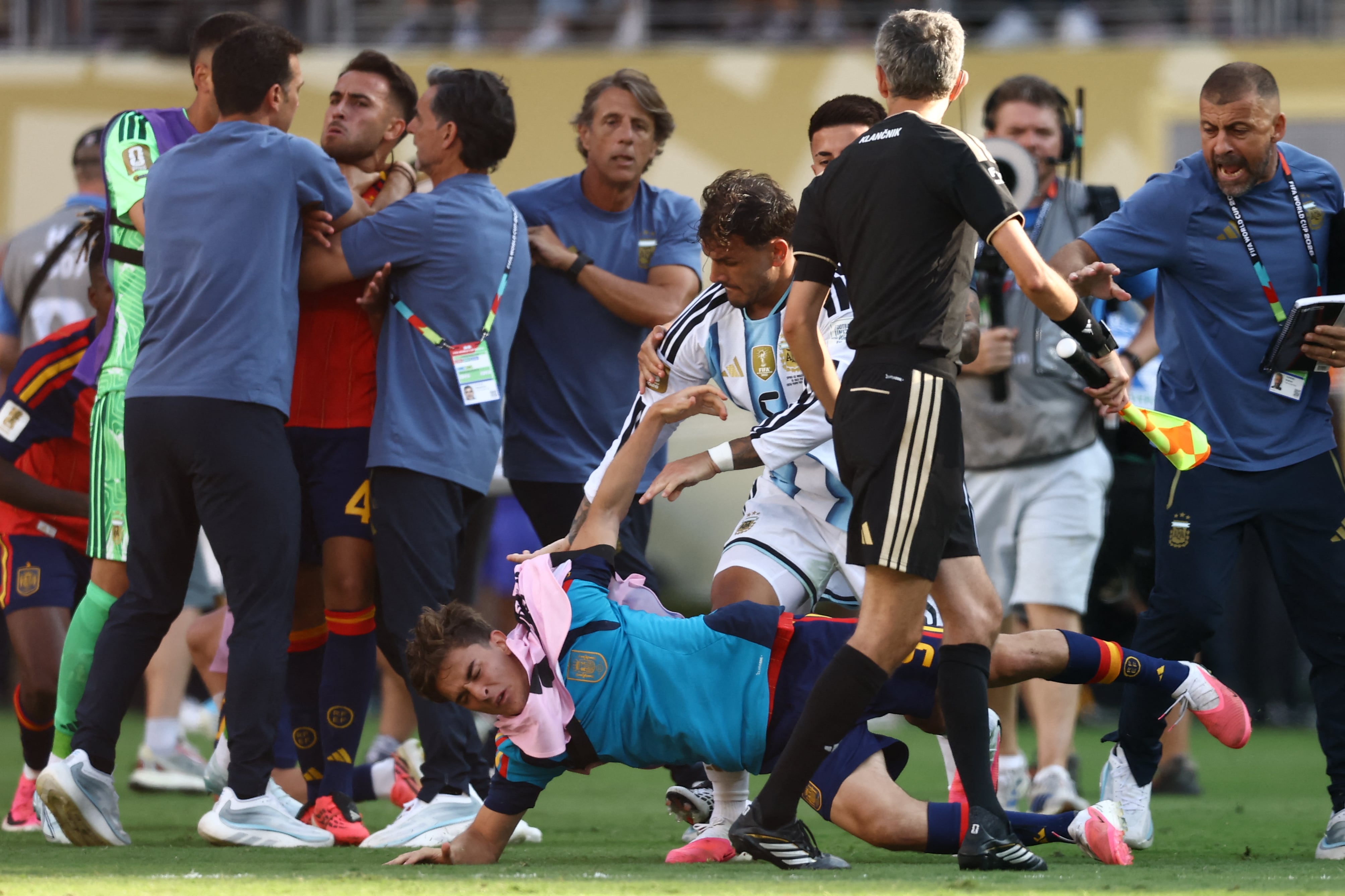 Leandro Paredes envía al suelo a Gavi, tras la final de España y Argentina en el Mundial 2026, en el Estadio de Nueva York/Nueva Jersey el pasado 19 de julio.
