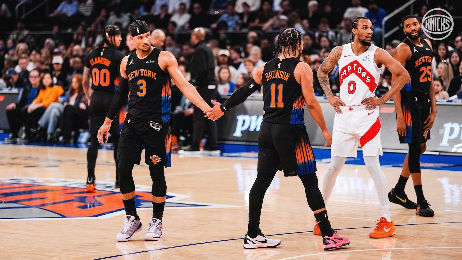 Josh Hart (3) y Jalen Brunson (11) durante el juego vs. Toronto Raptors en el Madison Square Garden.