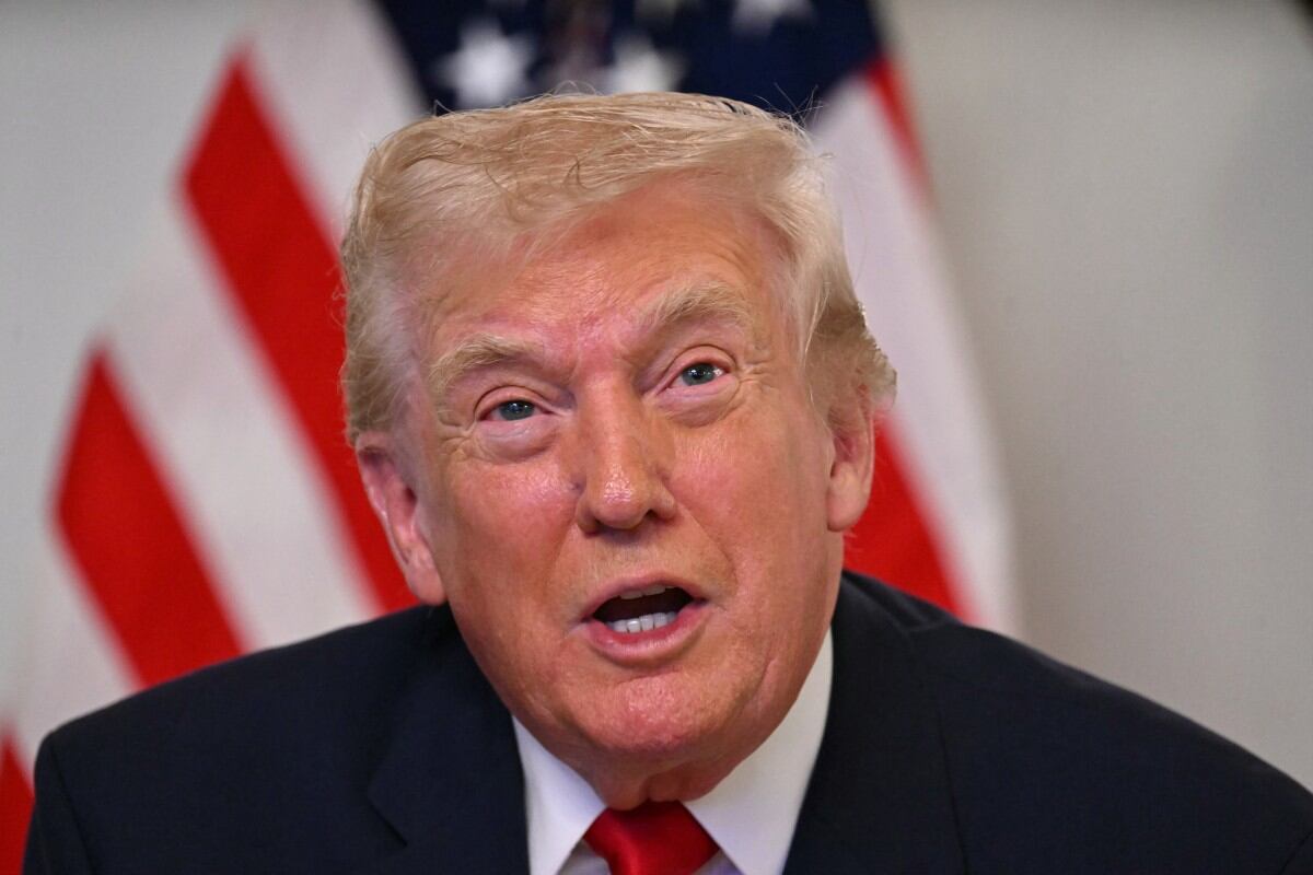 Donald Trump en llamada con miembros del servicio militar desde su residencia privada de Mar-a-Lago, Florida.