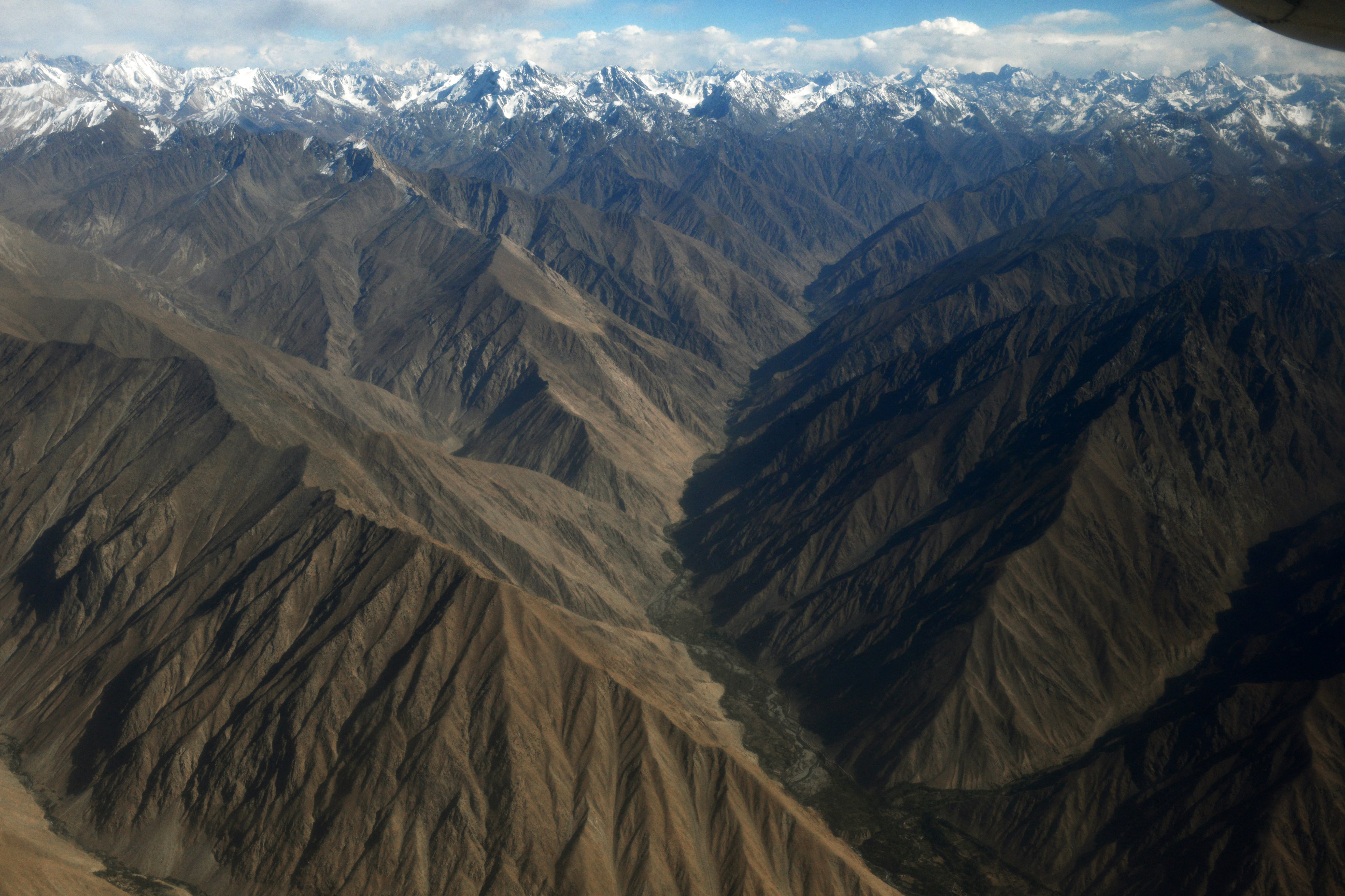 Picos nevados en la cordillera del Hindu Kush donde 31 de agosto ocurrió un terremoto. Las montañas del Hindu Kush se extienden de noreste a suroeste en Afganistán y separan las provincias del norte del resto del país. Fotografía: