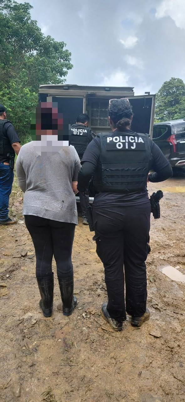 Katherine Francella Sarmiento Solórzano, pareja sentimental del presunto cabecilla criminal Herald José Ruiz Vargas, alias Guato, fue detenida junto al hombre en la zona montañosa de Matama en Valle la Estrella, Limón.