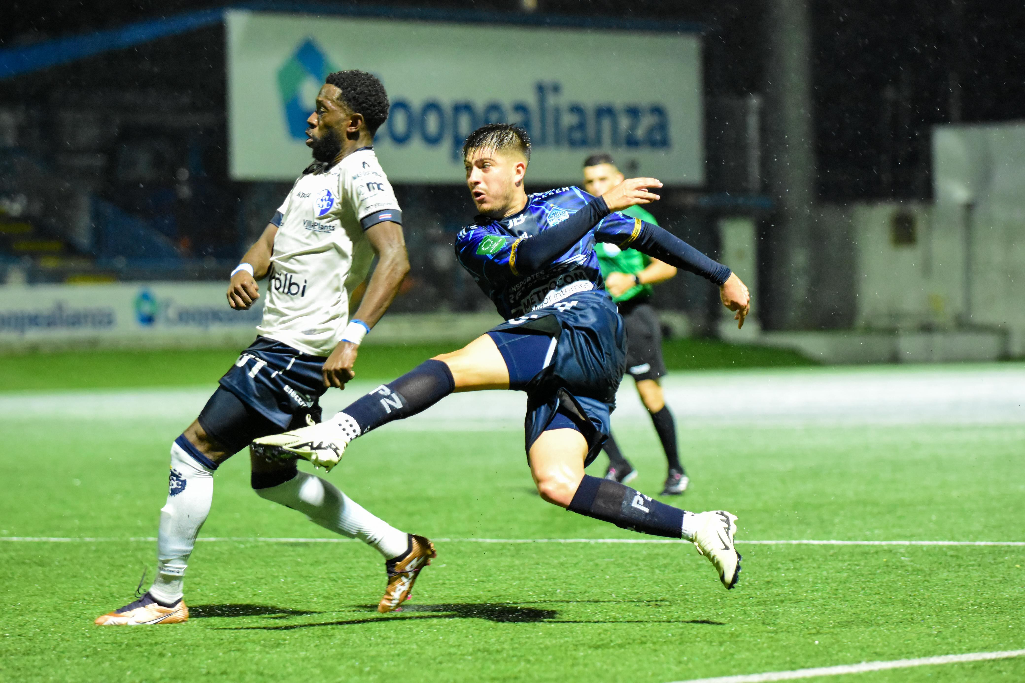 El lateral de Cartaginés Keysher Fuller (izquierda) y el carrilero de Pérez Zeledón Luis José Hernández tuvieron un duelo parejo, en la fecha 11 del Torneo de Apertura 2024.