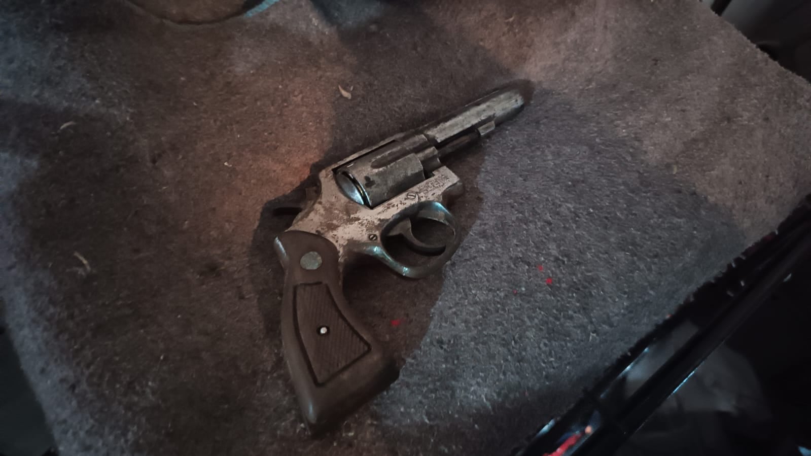 Agentes del OIJ de la Unidad Regional de Buenos Aires de Puntarenas decomisaron este revolver con el que se presume, fue amenazado un hombre dentro de un minisúper.