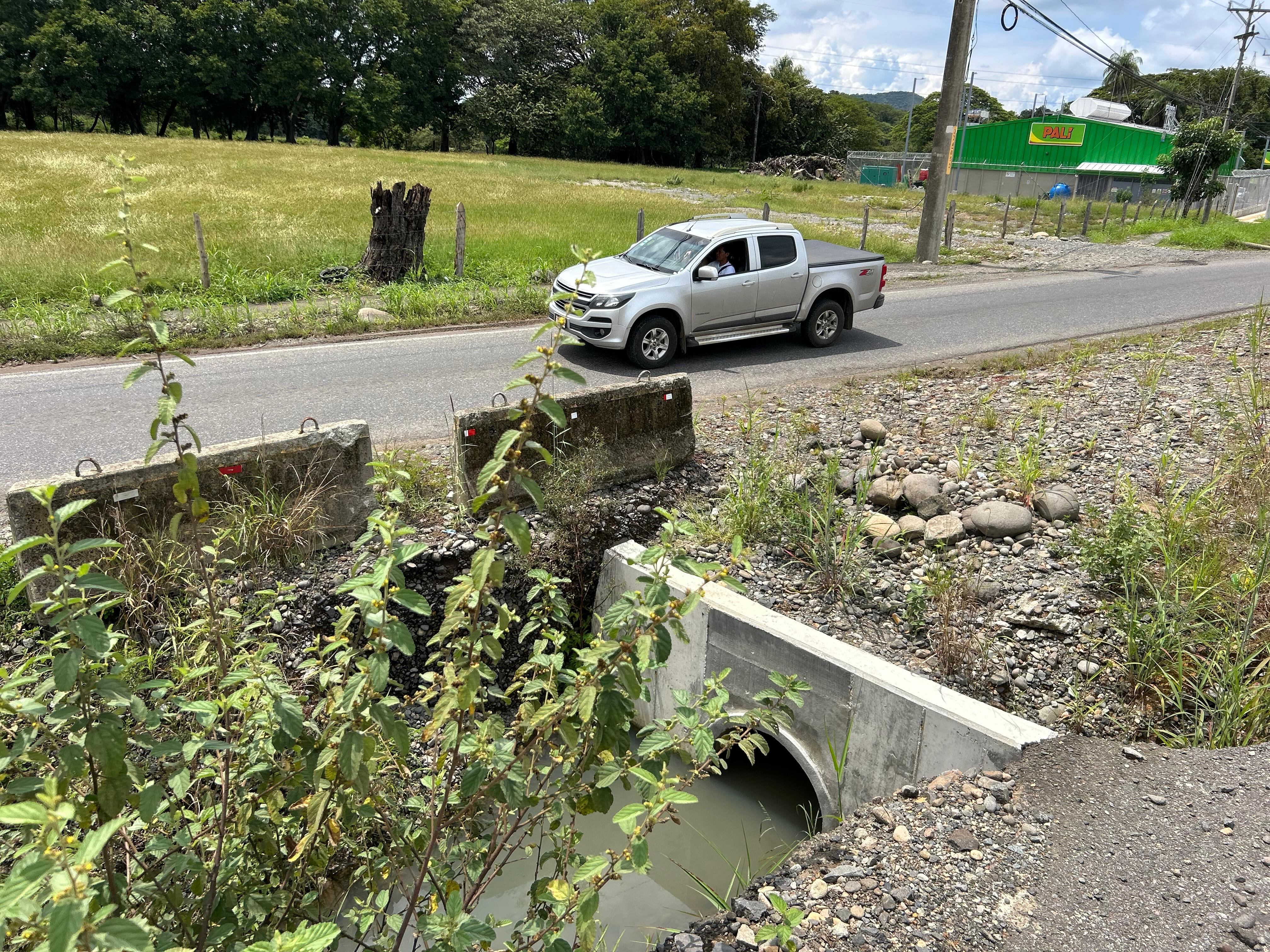 Esta es una peligrosa alcantarilla en un tramo a medio construir, en la entrada de Judas de Chomes, como parte de la carretera Barranca-Limonal. 16-10-25.