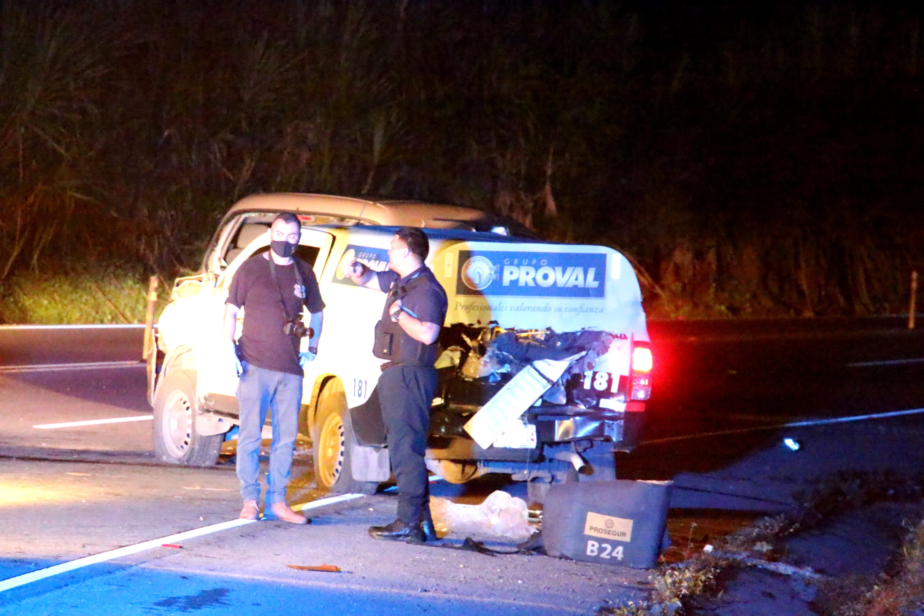 Agentes del OIJ de Guápiles se hicieron cargo de las pesquisas por el asalto al remesero de la empresa Proval. Foto: Reiner Montero.