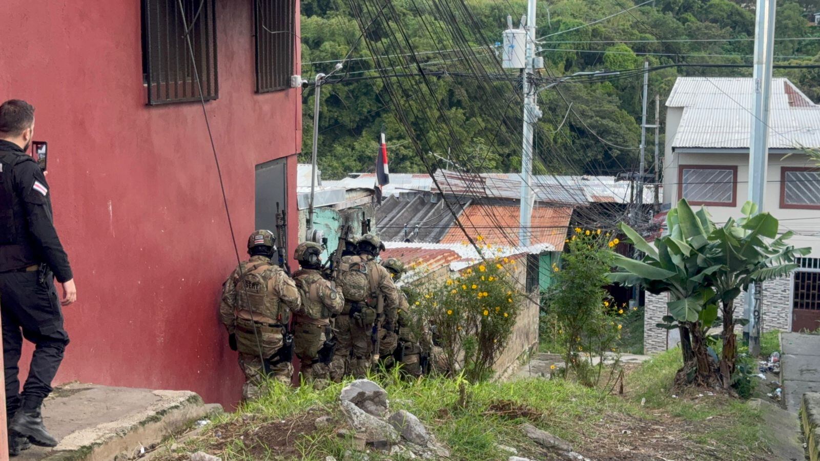 Agentes del OIJ ingresaron, la mañana de este miércoles, a varias casas en diversos puntos de San José, para desmantelar a banda que supuestamente estafaba con clubes de viajes. Foto: