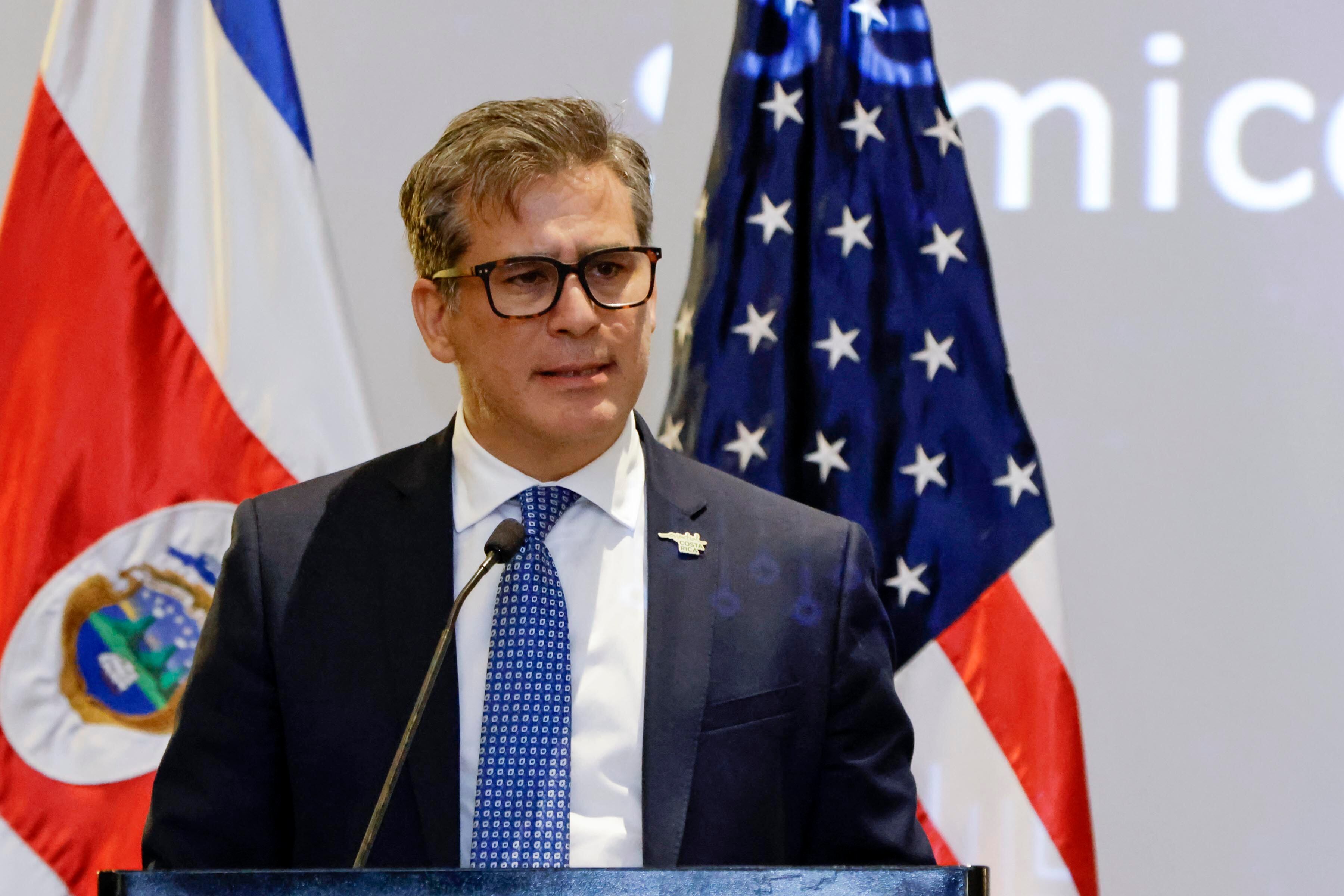 21/03/2024. Hotel Real Intercontinental, Escazú. Hora: 05:30 p.m. Lanzamiento de la Hoja de Ruta del Ecosistema de Semiconductores en Costa Rica, con la participación del presidente Rodrigo Chaves; el ministro de Comercio Exterior, Manuel Tovar; la secretaria de Comercio de Estados Unidos, Gina Raimondo, y la jefe del comando Sur, Laura Richardson. En la foto, Raimondo y Chaves se saludan. Fotos: Mayela López