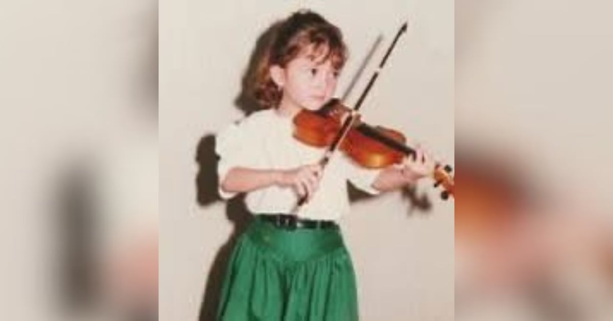Luissana Padilla Chinchilla tocando el piano con apenas cinco años. Ella posteriormente se graduó como licenciada en violín y piano, una combinación poco común.