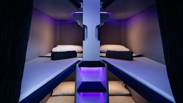 Aerolínea lanza cápsulas para dormir en clase económica: así funcionan y cuánto cuestan