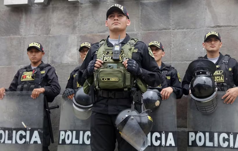 Agentes de la Policía resguardaron la zona donde fue asesinado a tiros el alcalde del distrito Veintiséis de Octubre, Víctor Hugo Febre, en Piura, en medio del estado de emergencia por la crisis de seguridad en el país.