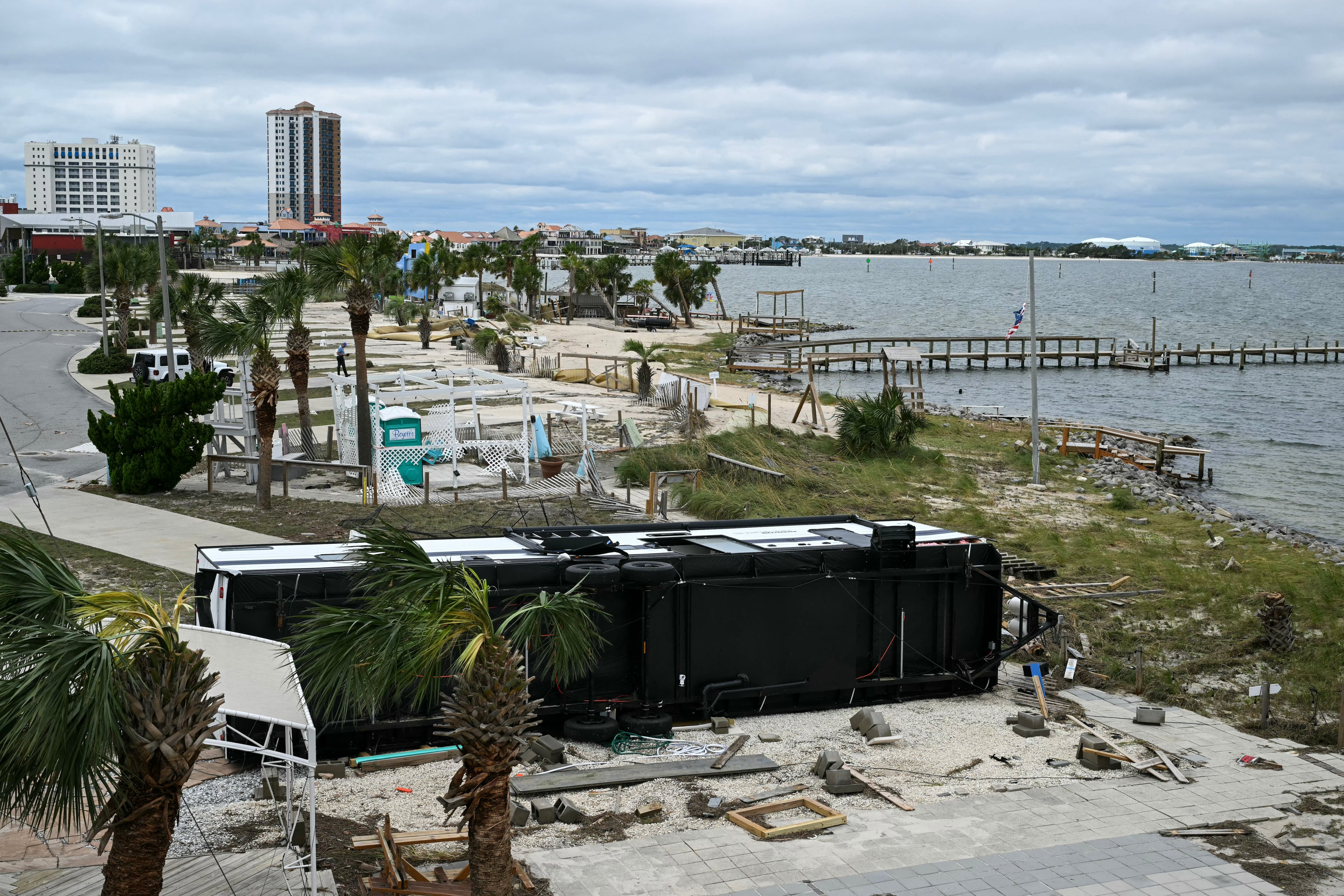 Se observan daños causados por la tormenta cerca de la costa en Pensacola Beach, Florida, el 10 de octubre de 2026.
