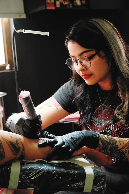 Tatuadora Jana de Oliveira en revista Perfil